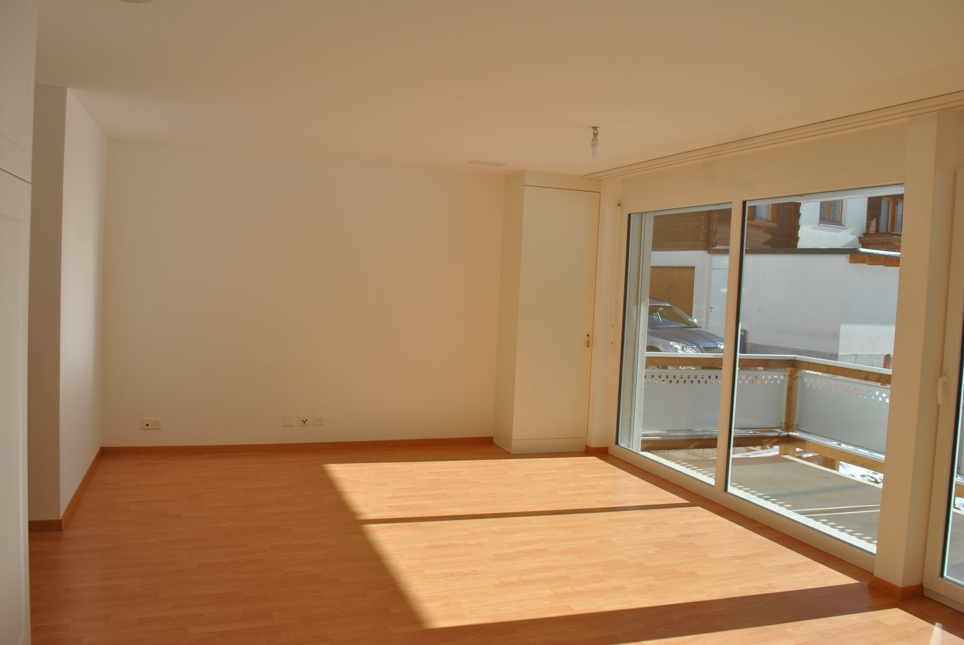 Heller leerer Wohnraum mit Balkon