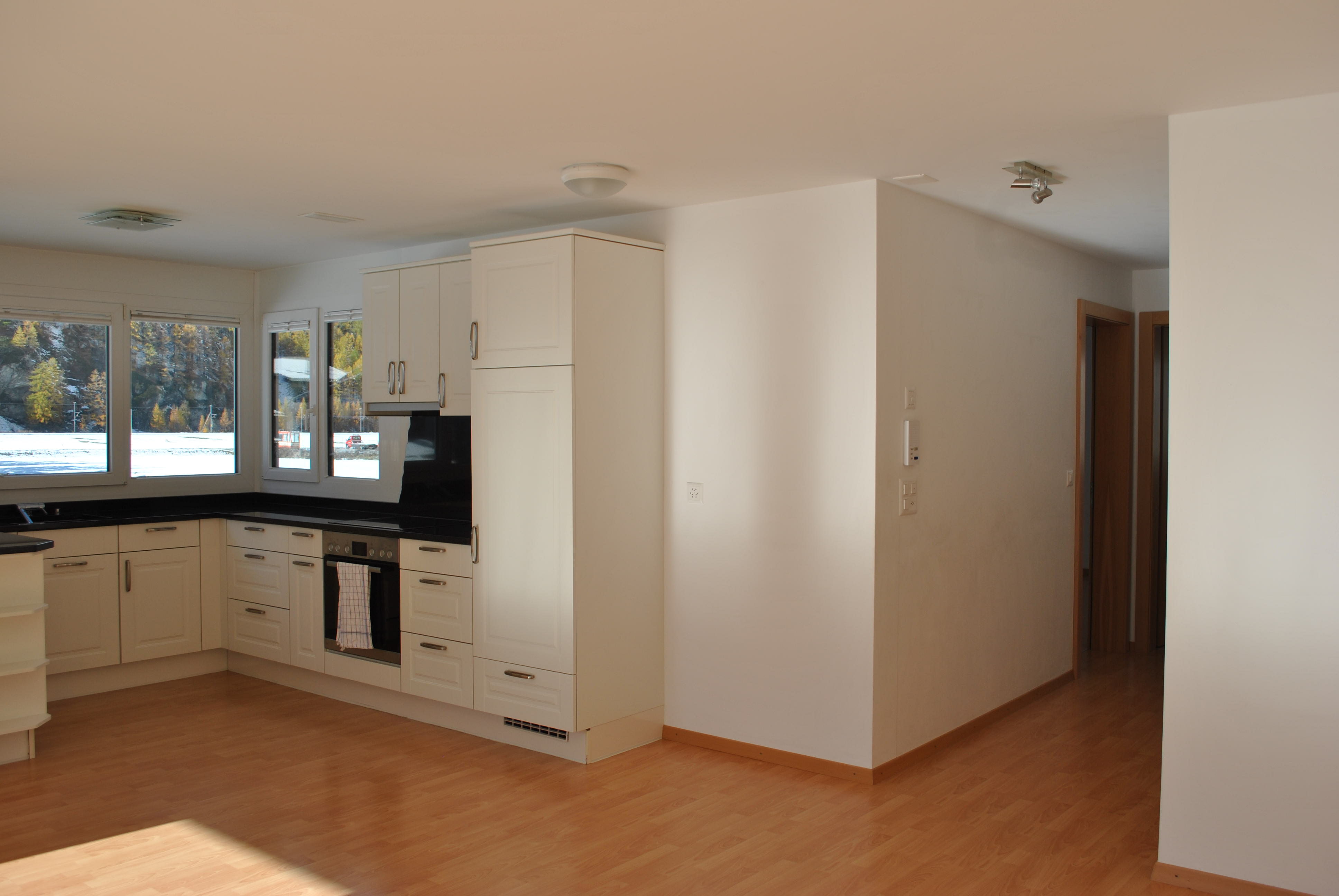 Offene Küche mit hellem Holzfußboden