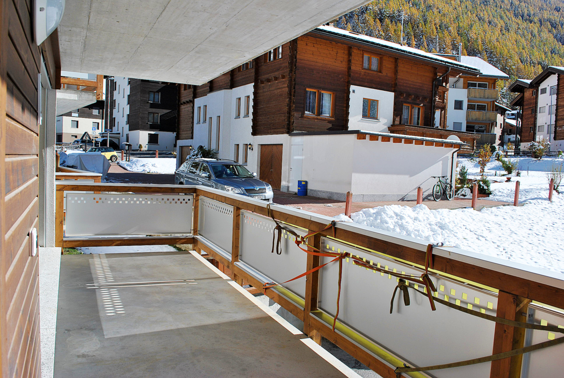 Balkon mit Berg- und Hofblick