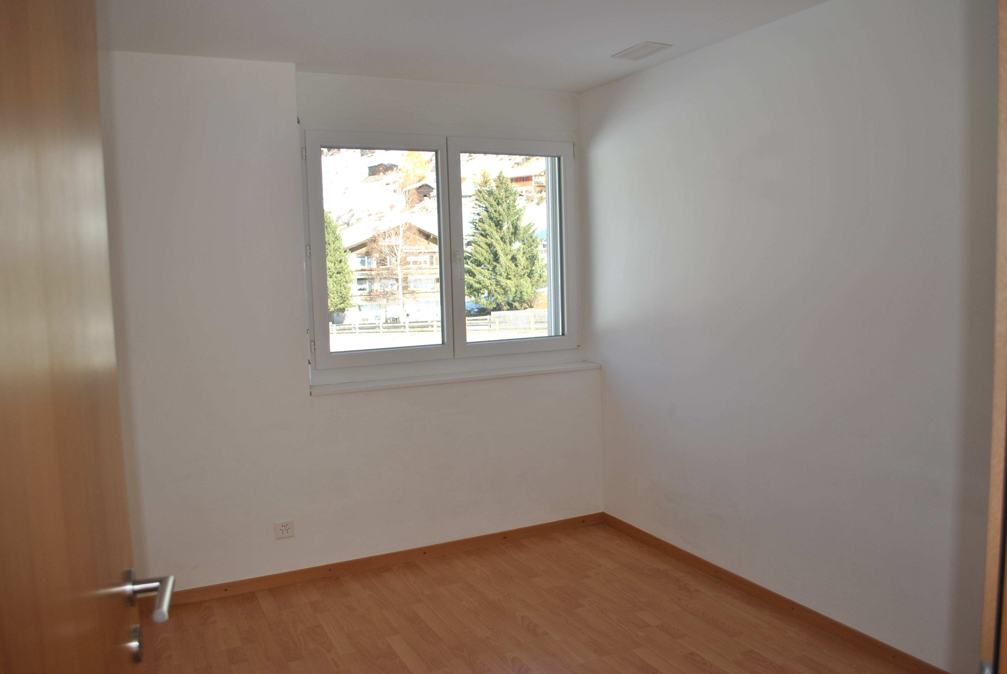 Leeres Schlafzimmer mit Fenster