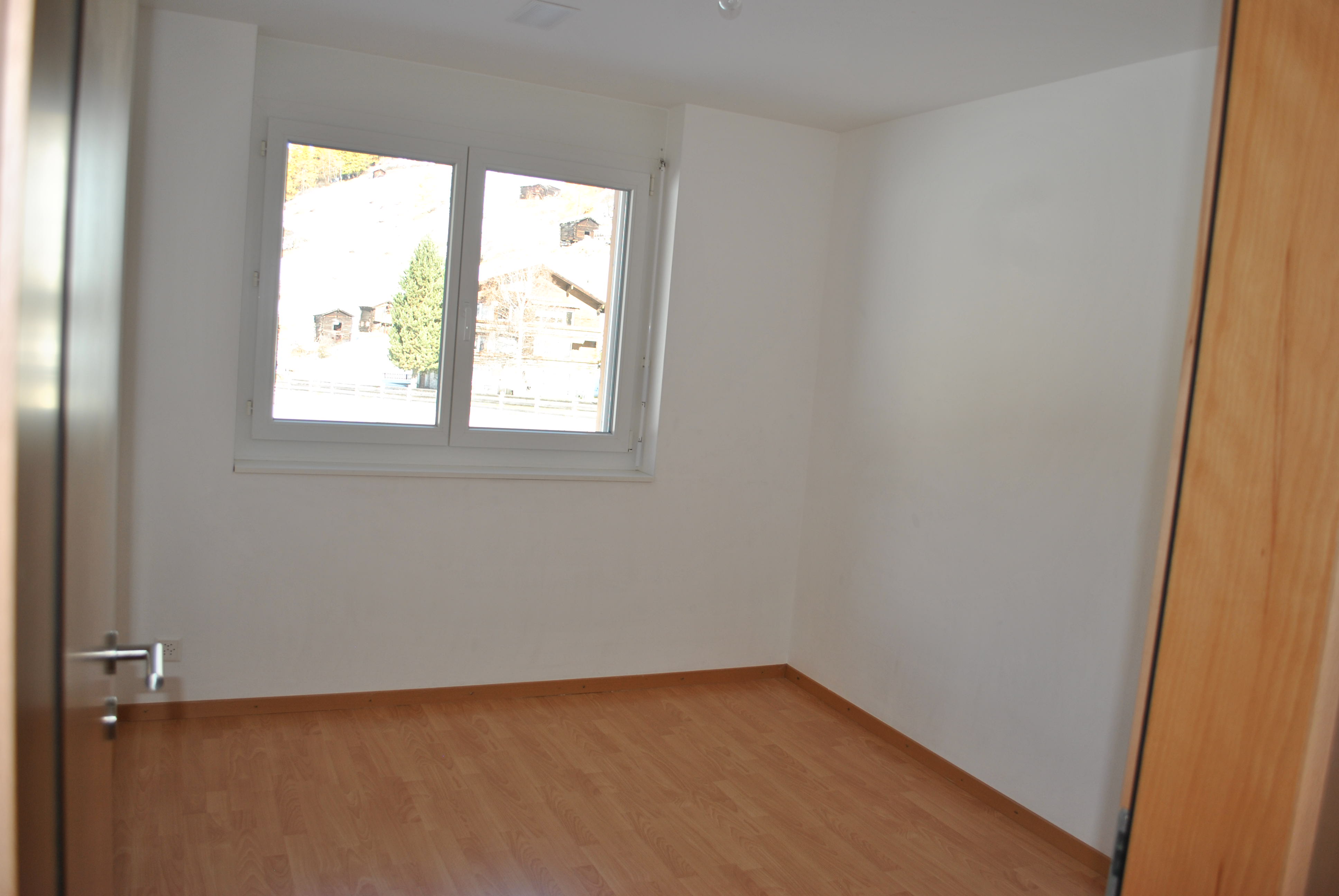 Leeres Zimmer mit Fenster