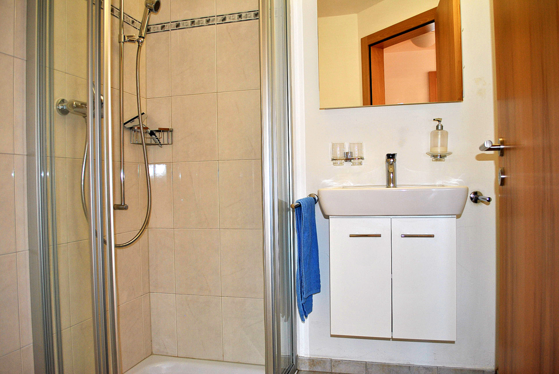Modernes Badezimmer mit Dusche und Waschtisch