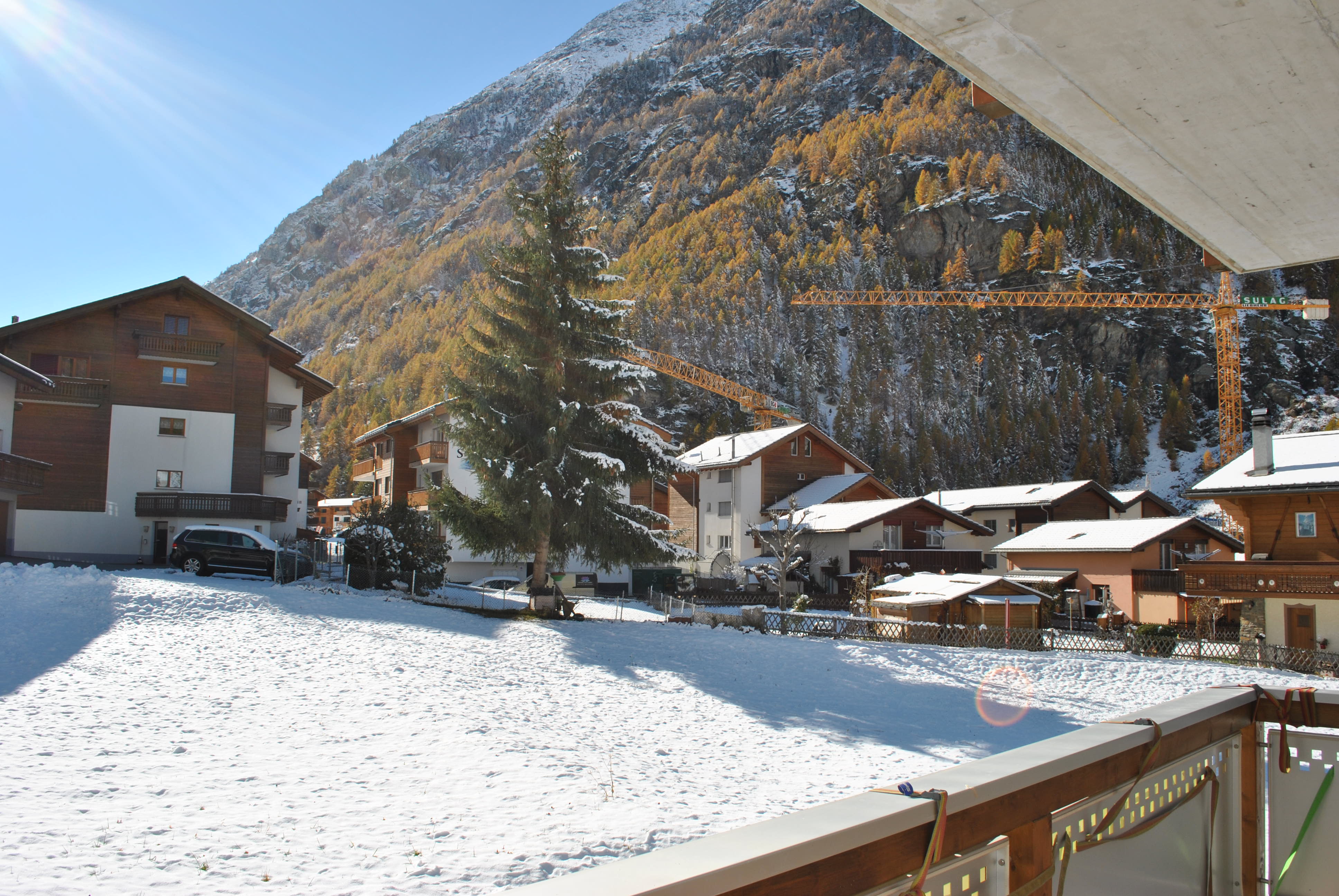 Alpen-Dorf mit Schneelandschaft und Bergblick