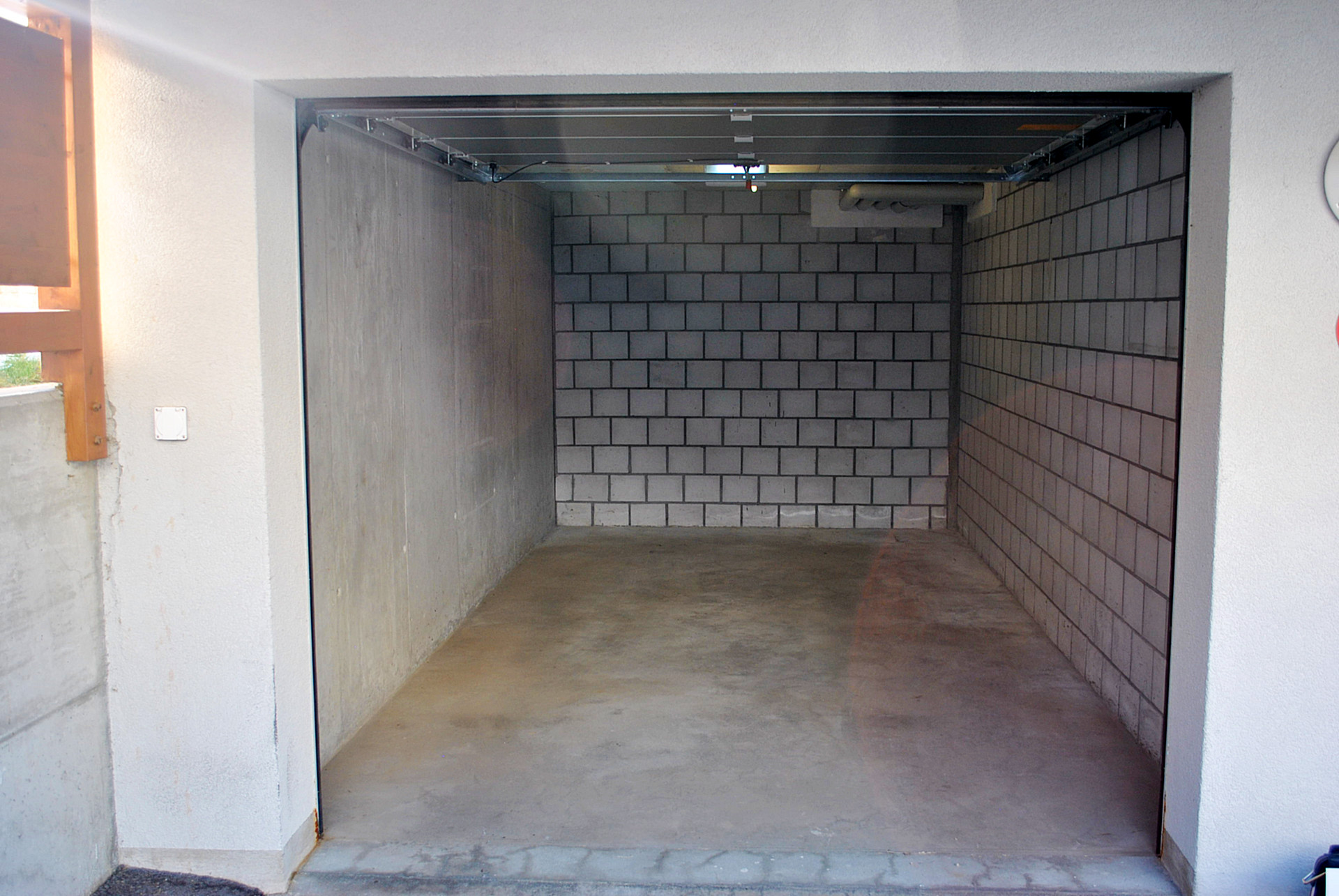 Offene Einzelgarage mit Betonwänden