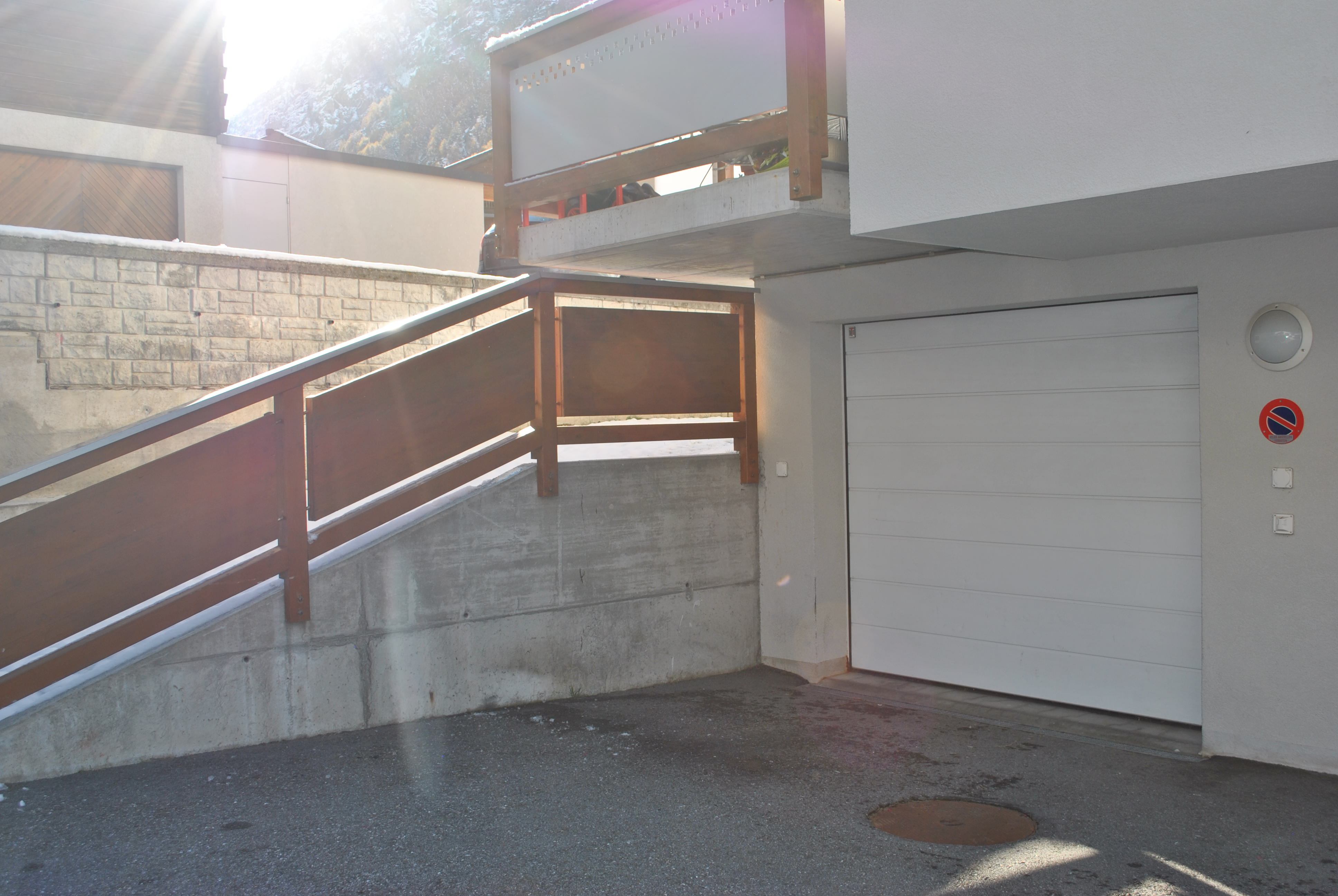 Außenansicht einer Zufahrt mit Garage