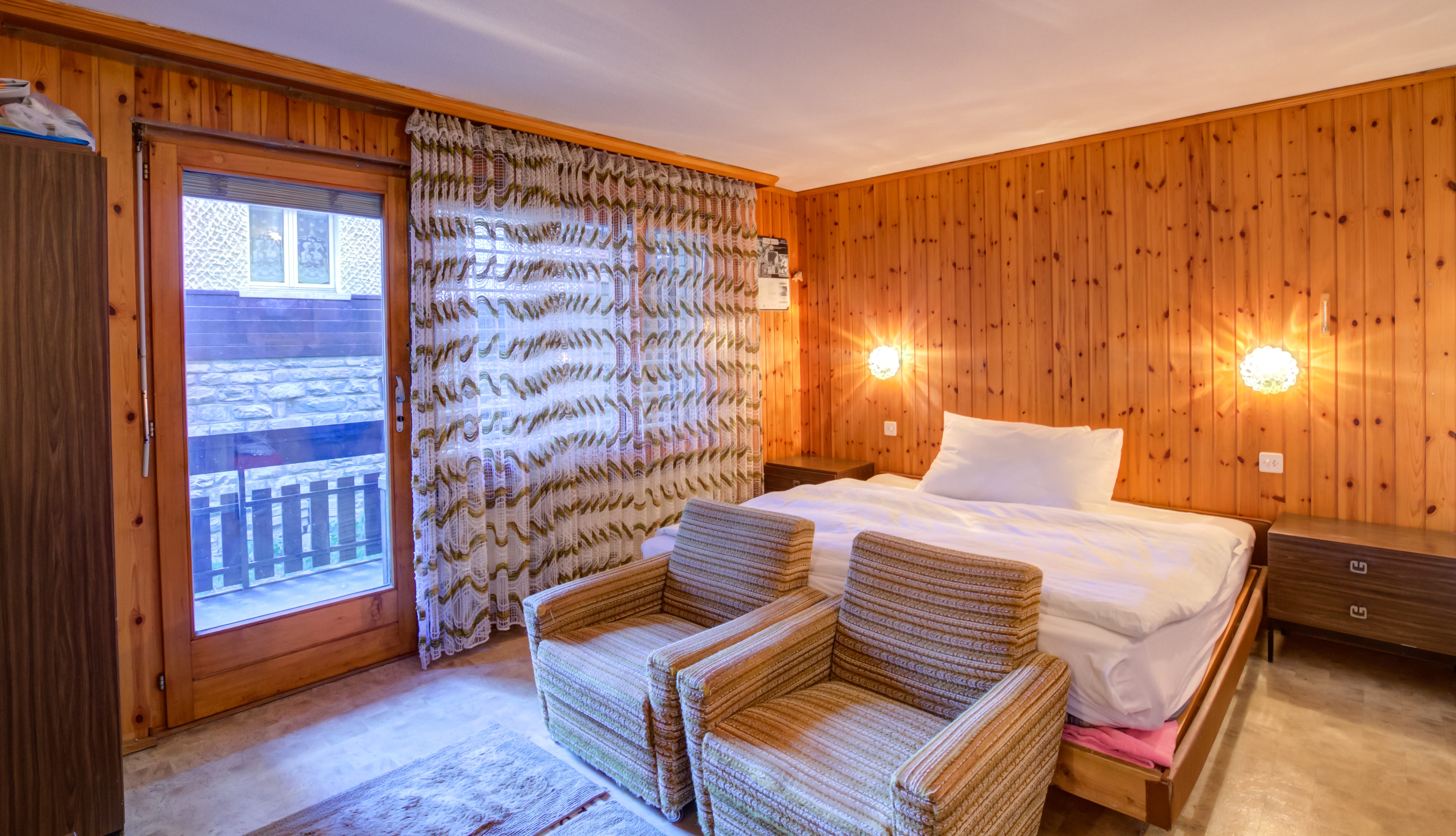 Gemütliches Schlafzimmer mit Holzvertäfelung