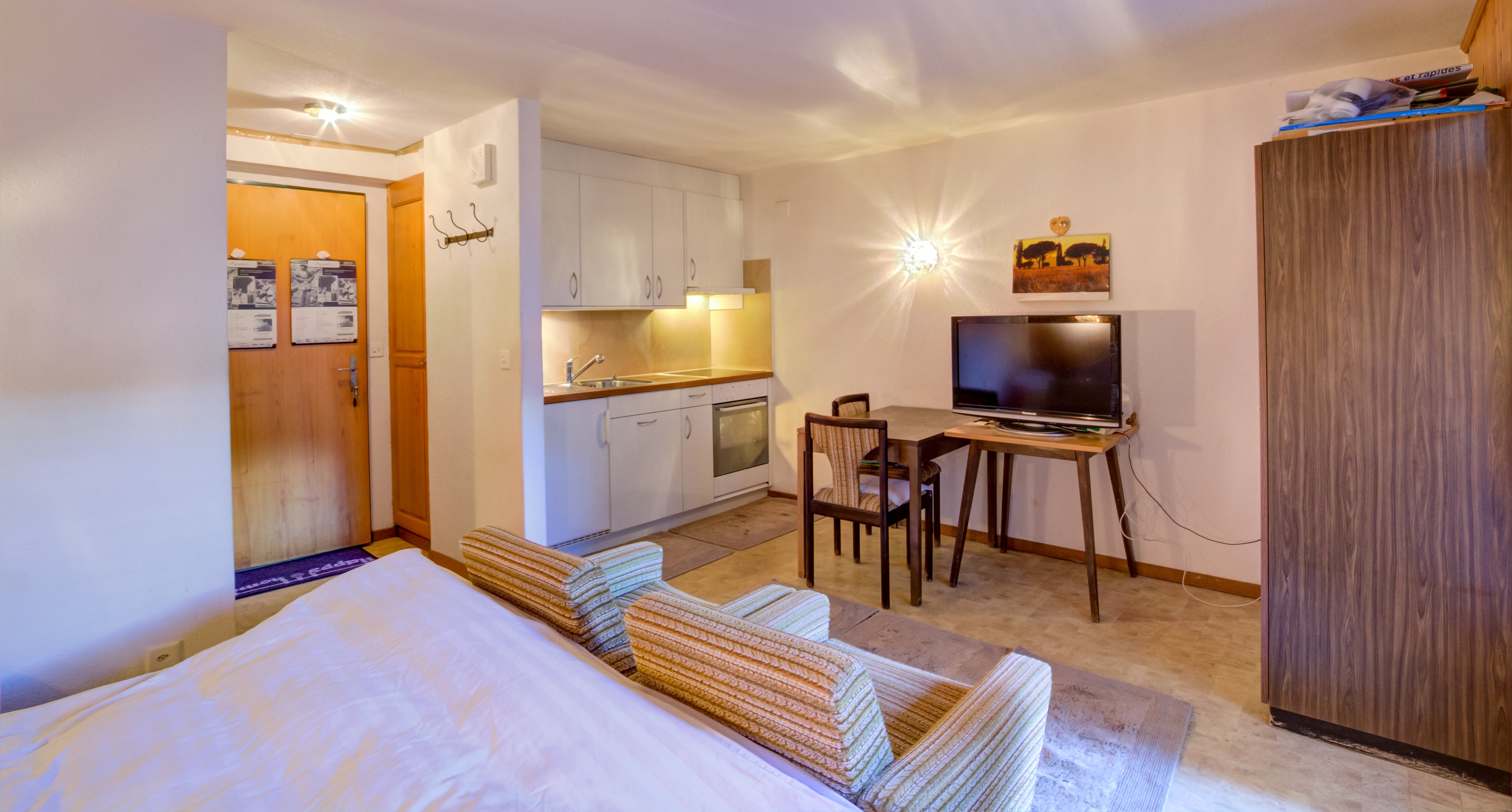 Kompaktes Studio-Apartment mit Schlaf- und Wohnbereich