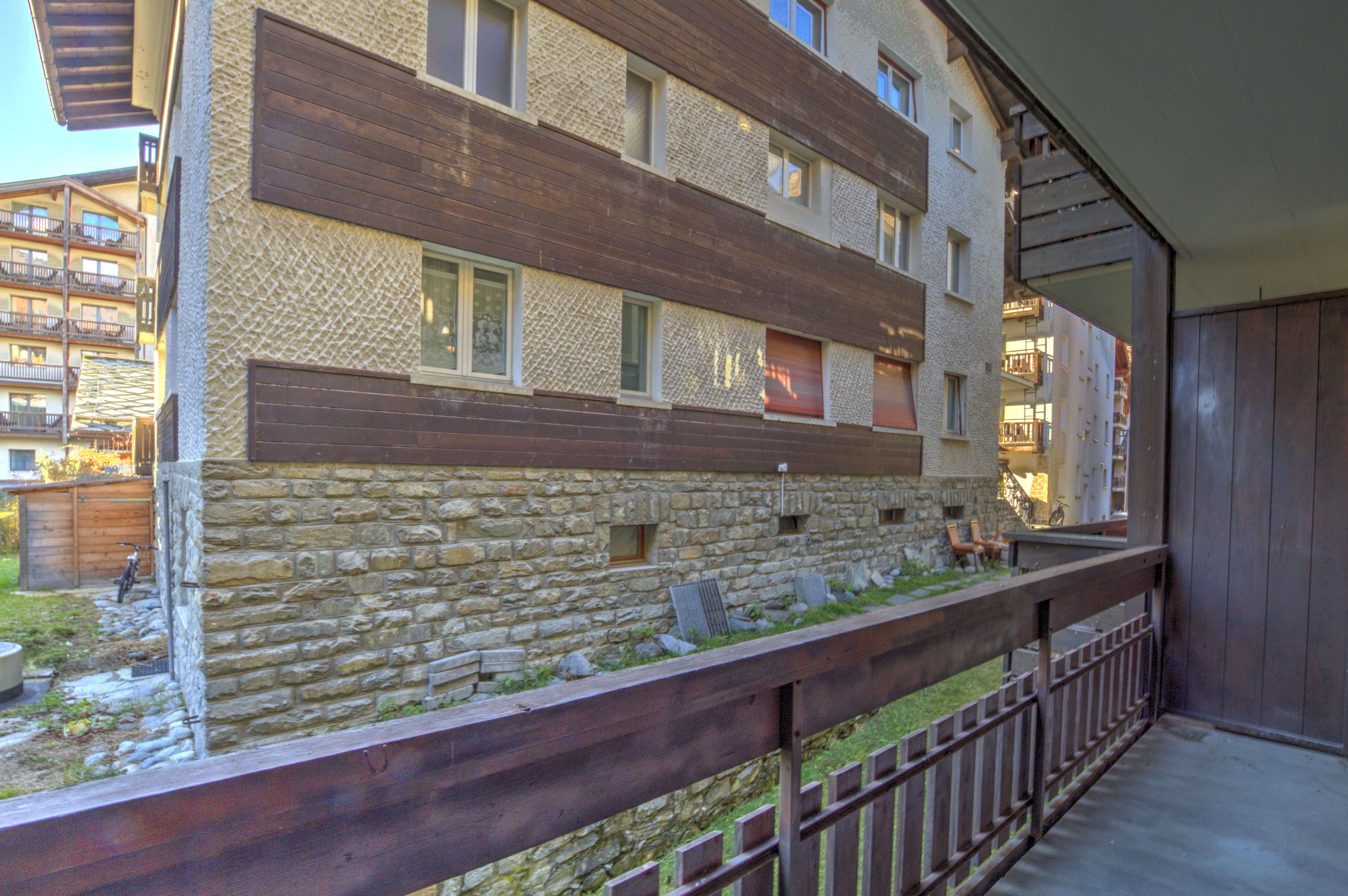 Balkon mit Blick auf die Fassade des Nachbargebäudes