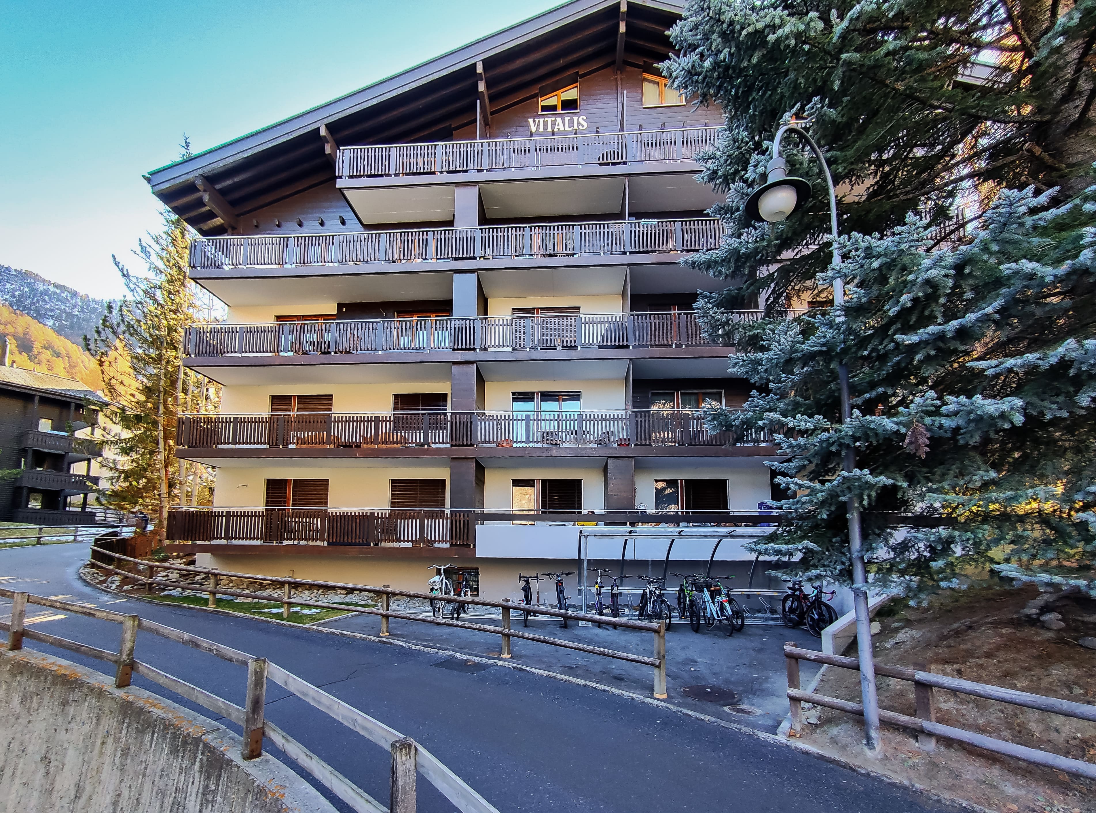 Außenansicht eines alpinen Apartmentgebäudes