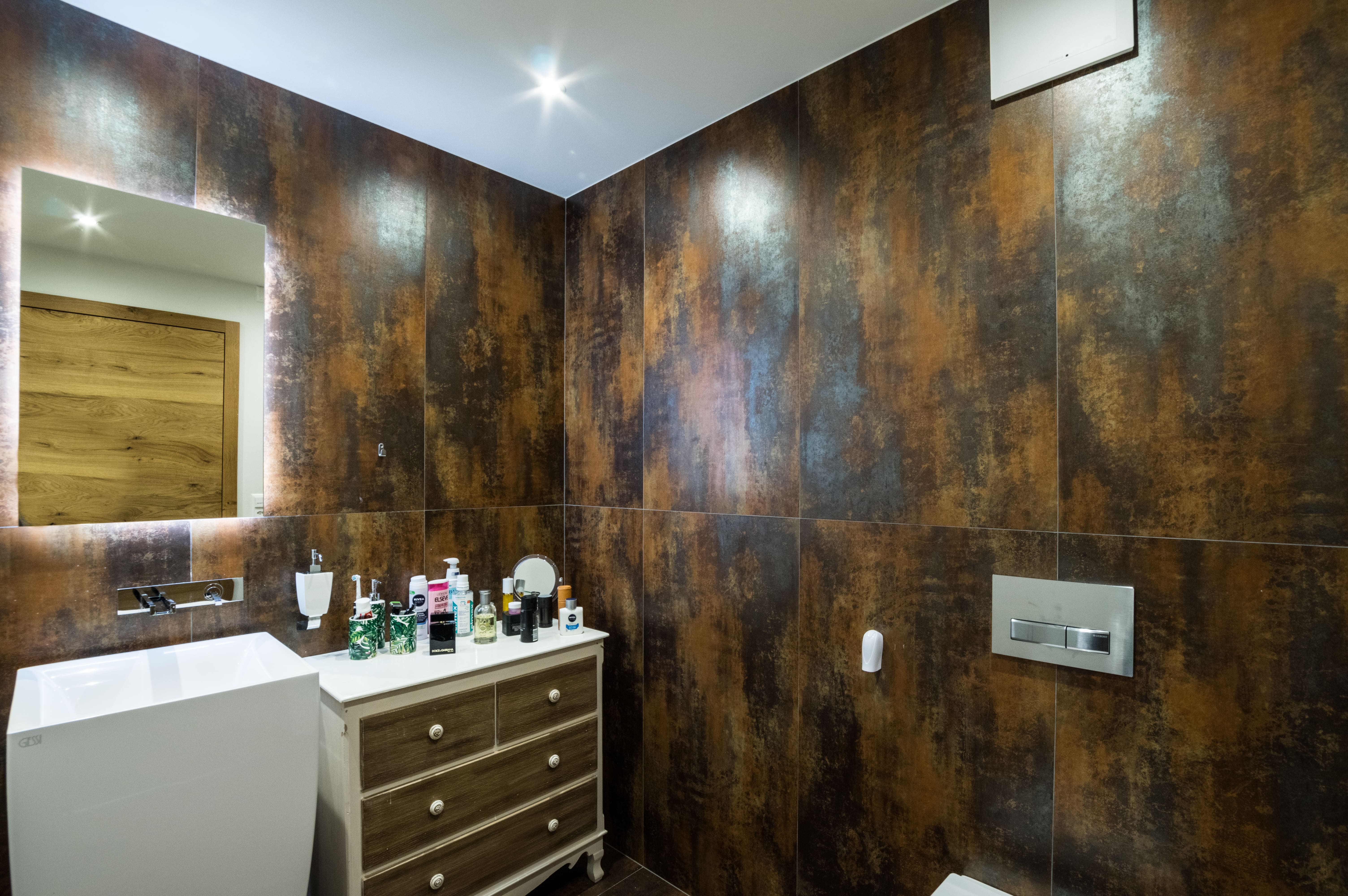 Modernes Badezimmer mit dunkler Akzentwand und Holzdetails