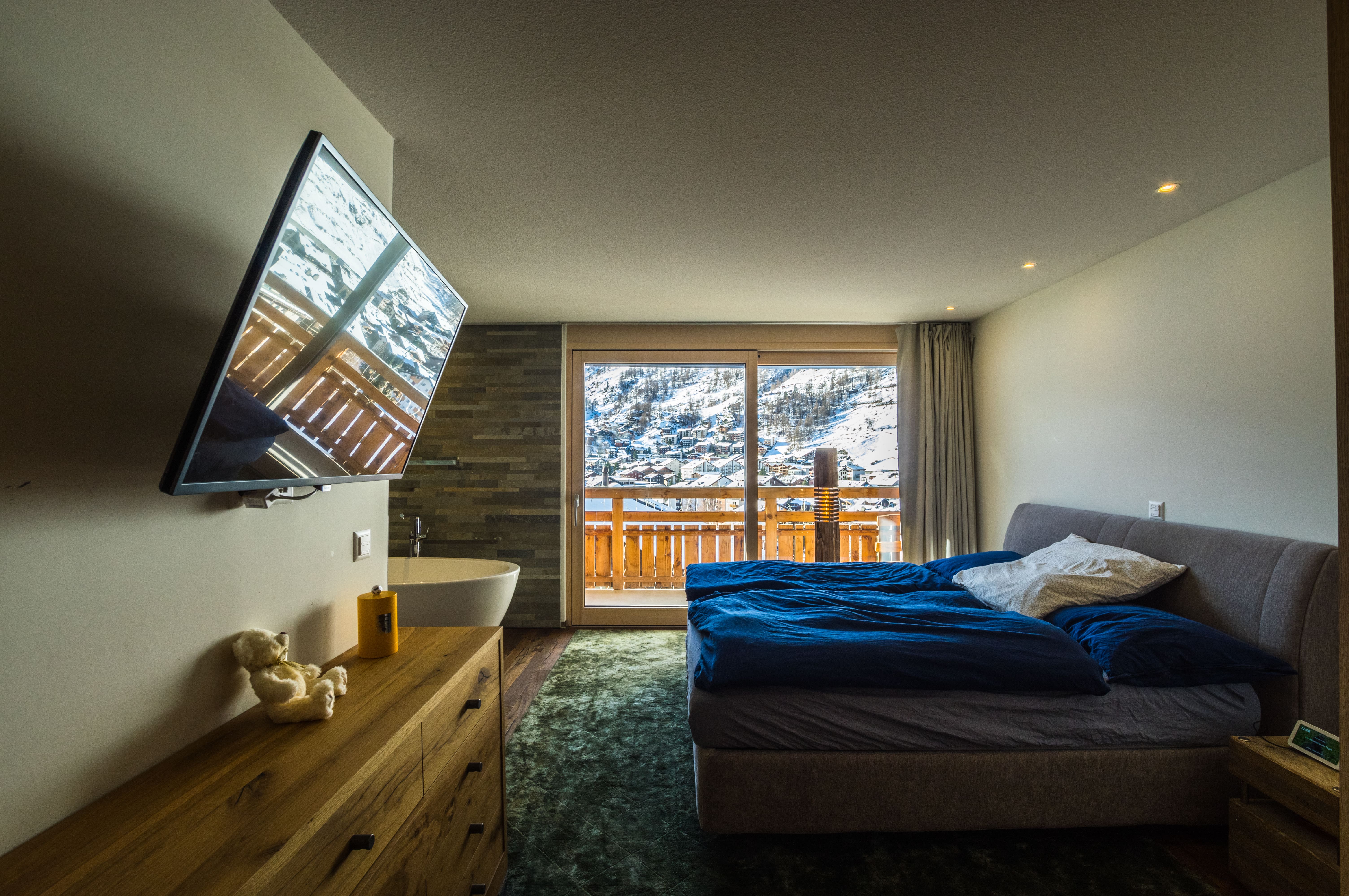 Schlafzimmer mit Bergblick und integriertem Bad