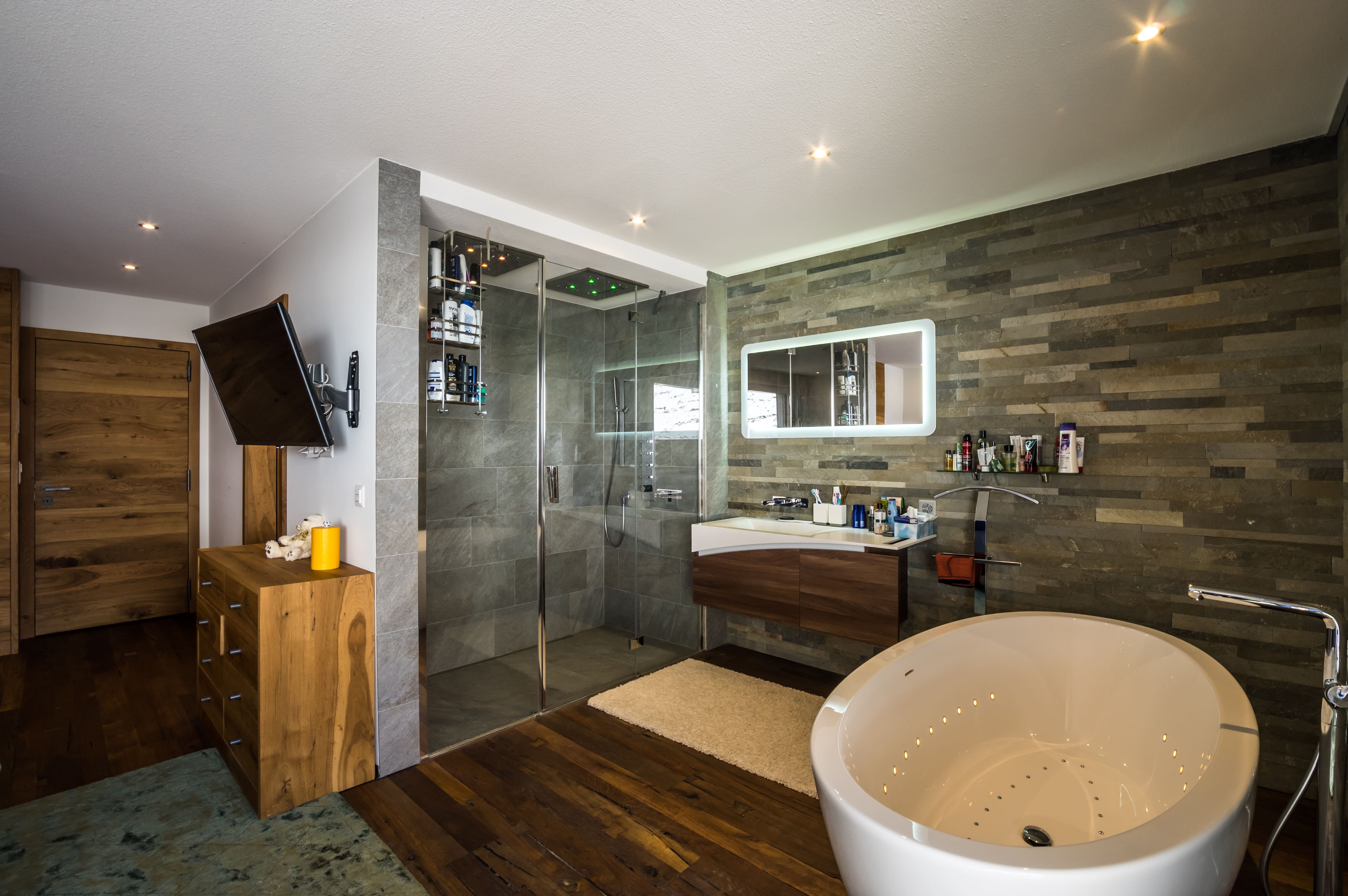 Luxuriöses Badezimmer mit freistehender Wanne und Walk-in-Dusche