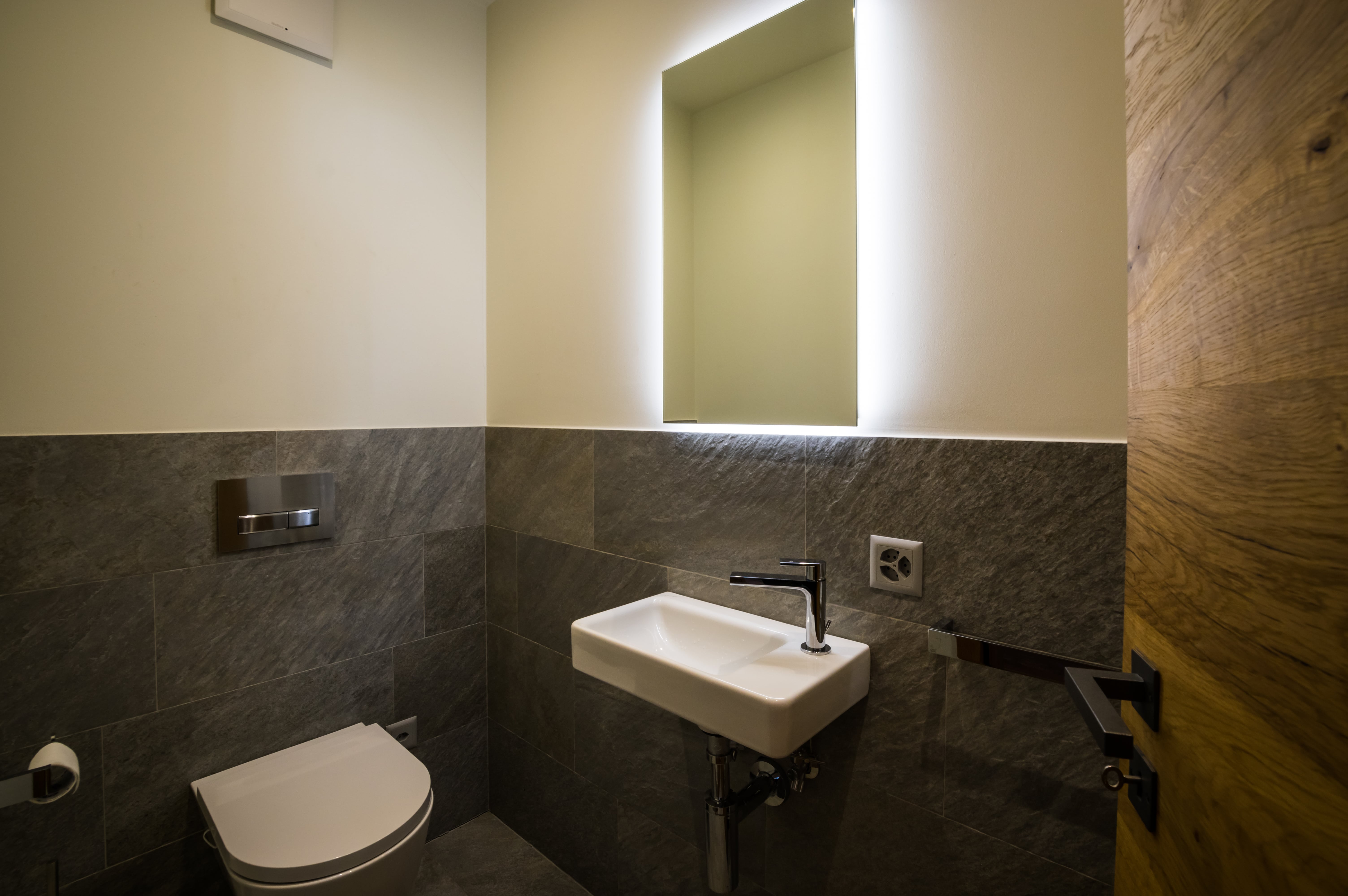 Modernes Gäste-WC mit Wand-WC und Handwaschbecken