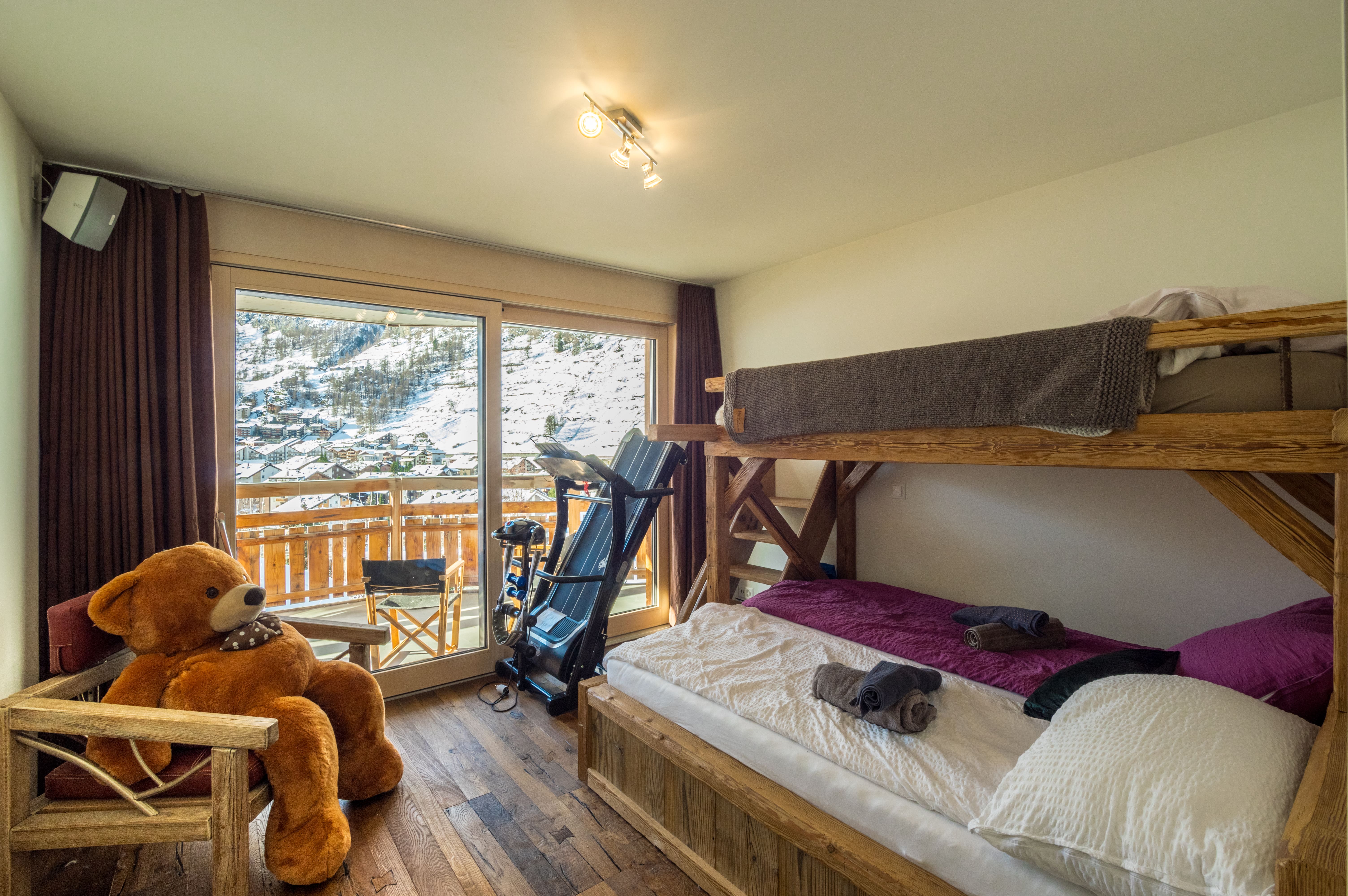 Gemütliches Schlafzimmer mit Balkonblick und Etagenbett