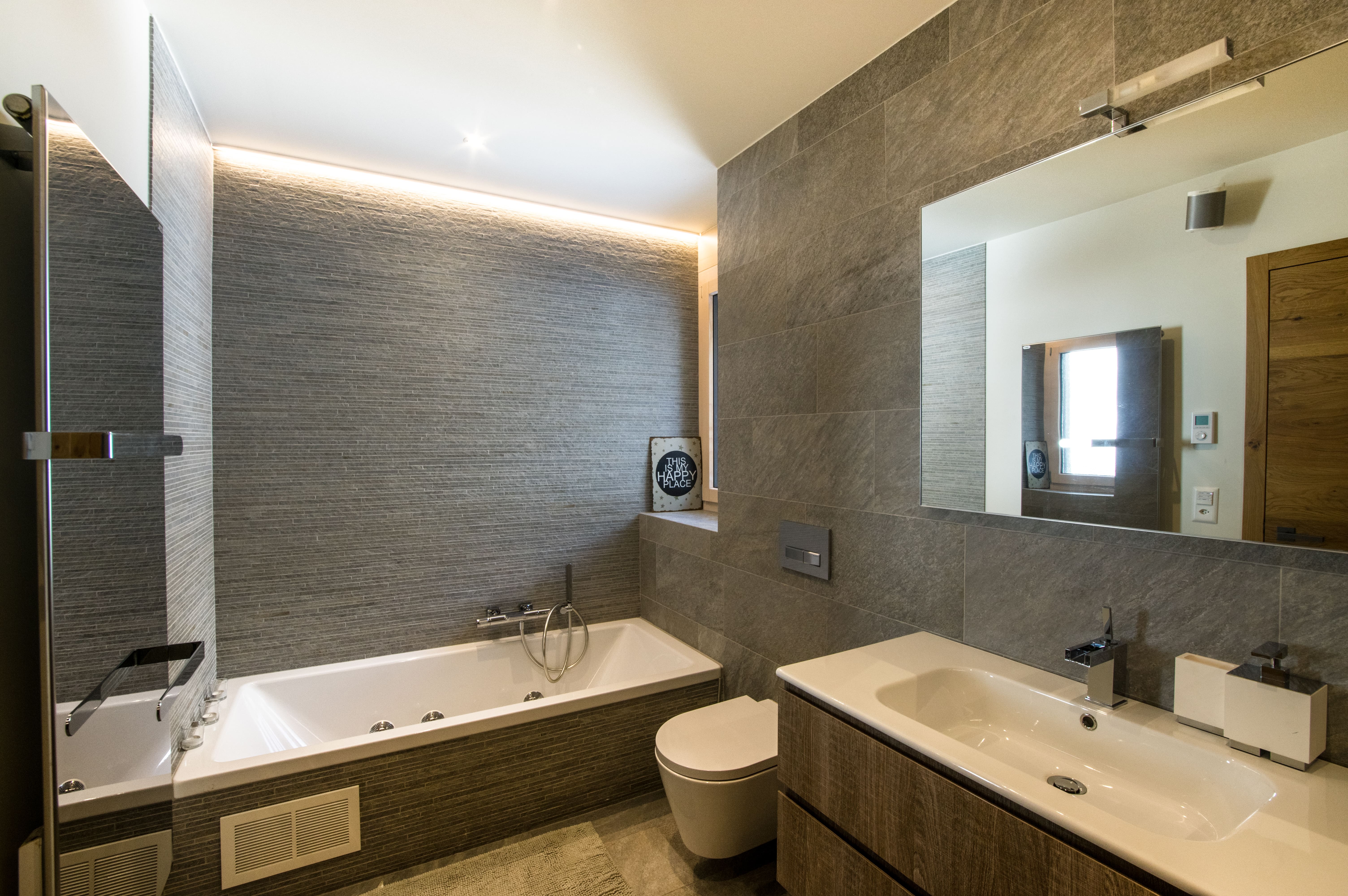 Modernes Badezimmer mit Badewanne und Doppelwaschbecken