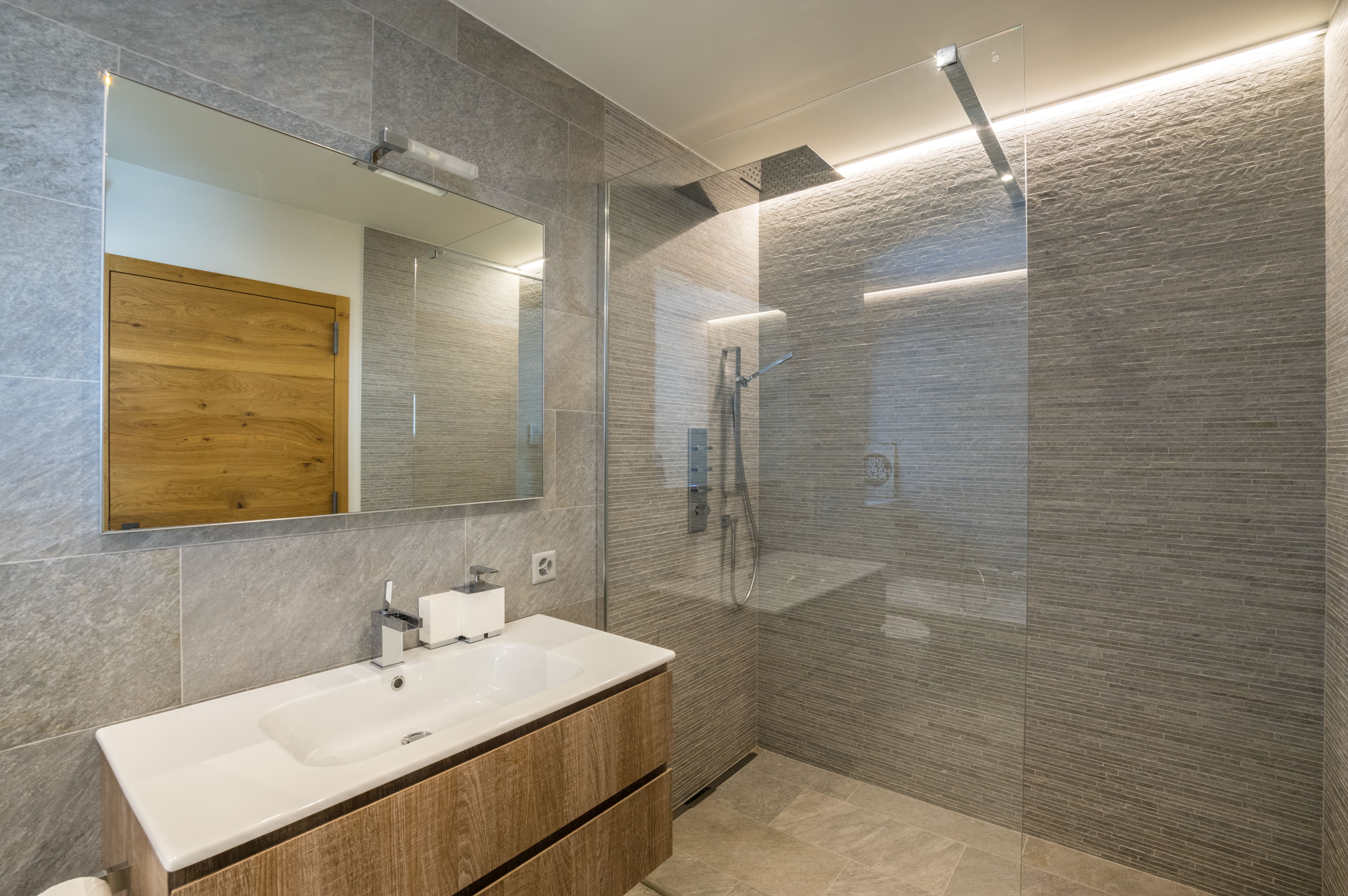 Modernes Badezimmer mit begehbarer Dusche