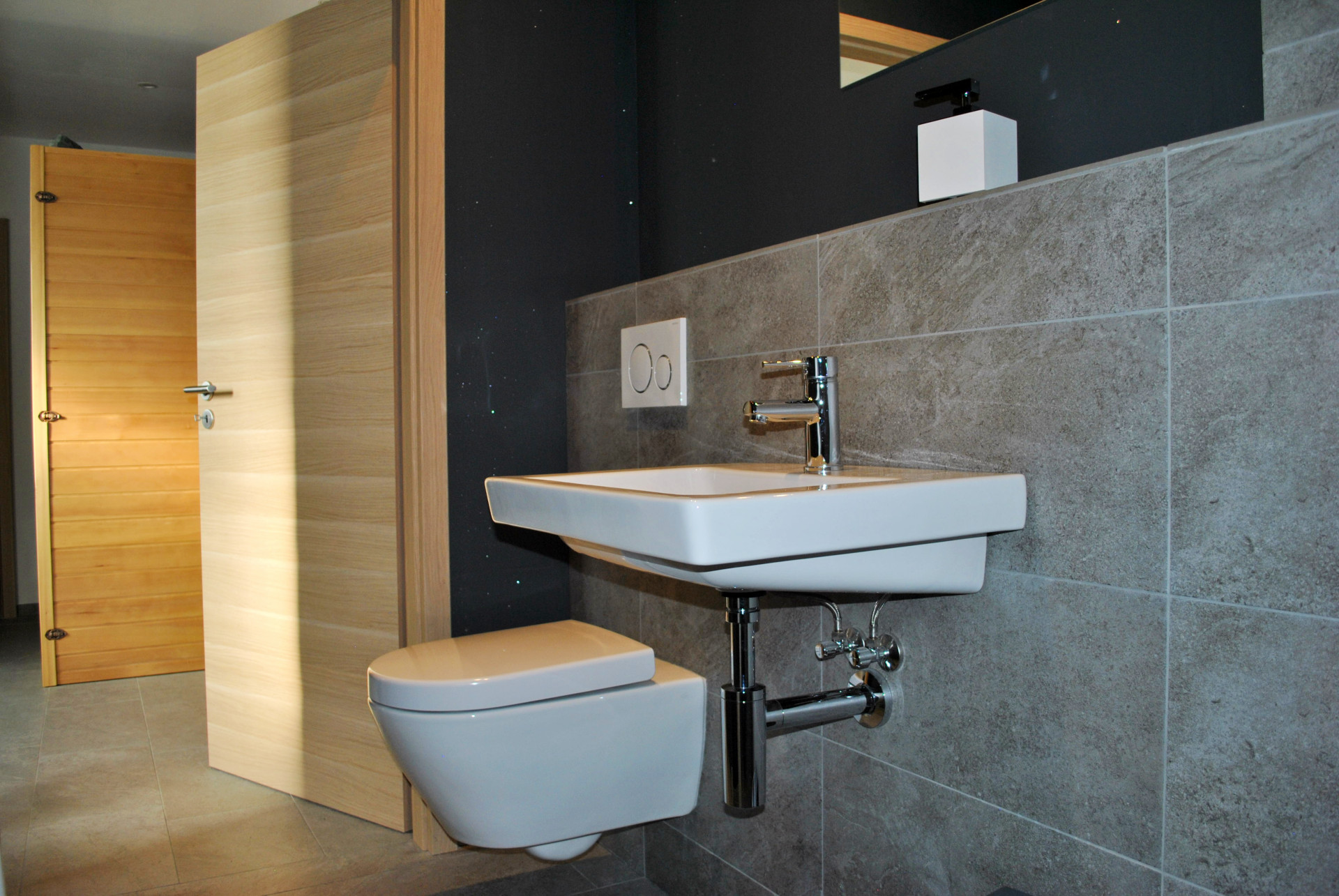 Modernes Badezimmer mit Wand-WC und Aufsatzwaschbecken