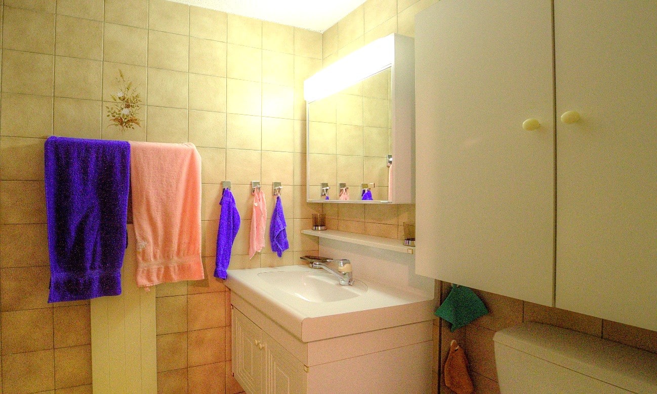 Helles Badezimmer mit Waschtisch und Spiegel