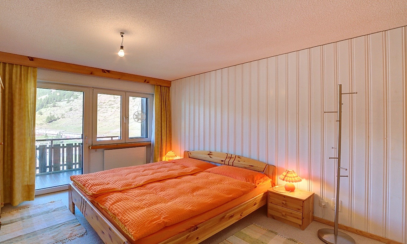 Gemütliches Schlafzimmer mit Balkonblick