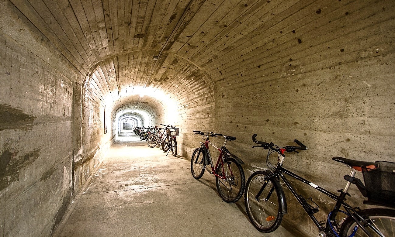Fahrradtunnel mit Betonwänden