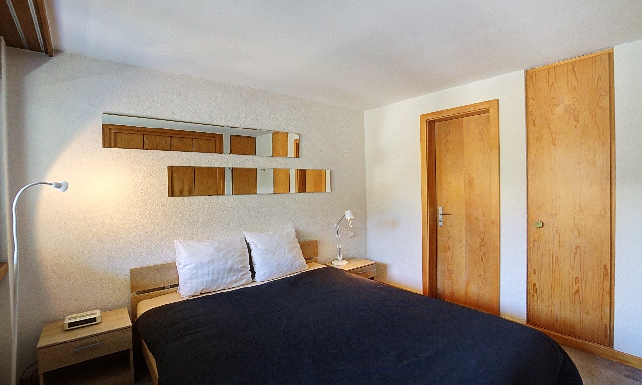Schlafzimmer mit Holzdetails