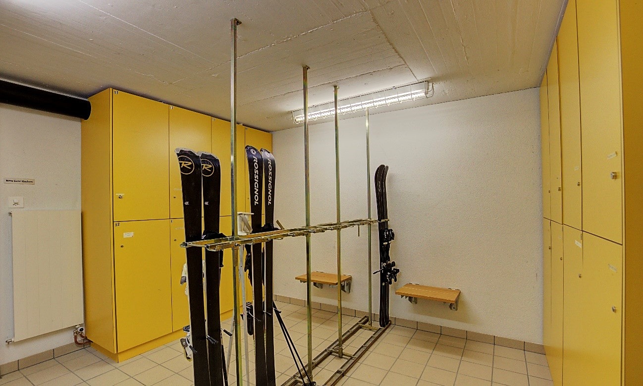 Skiraum mit Schließfächern und Skiablage