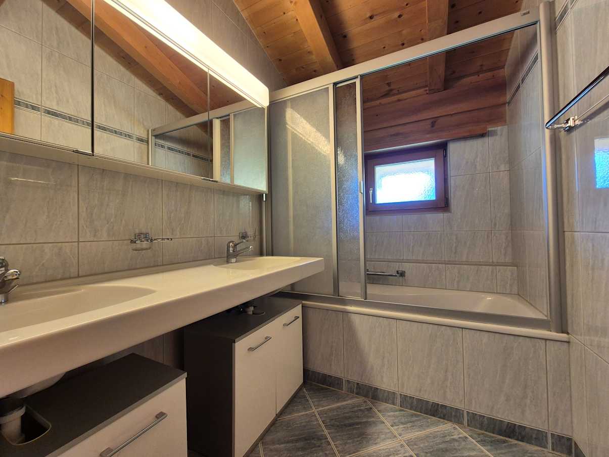 Modernes Badezimmer mit Wannenbereich