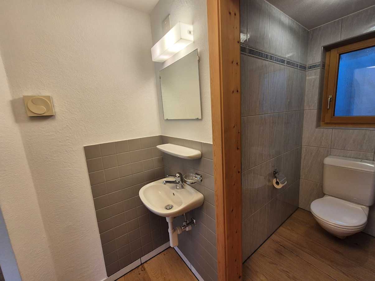 Gäste-WC mit Waschbecken