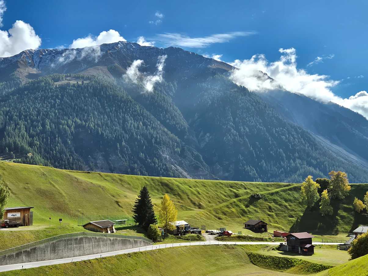 Alpine Landschaft mit Bergen und Wiesen