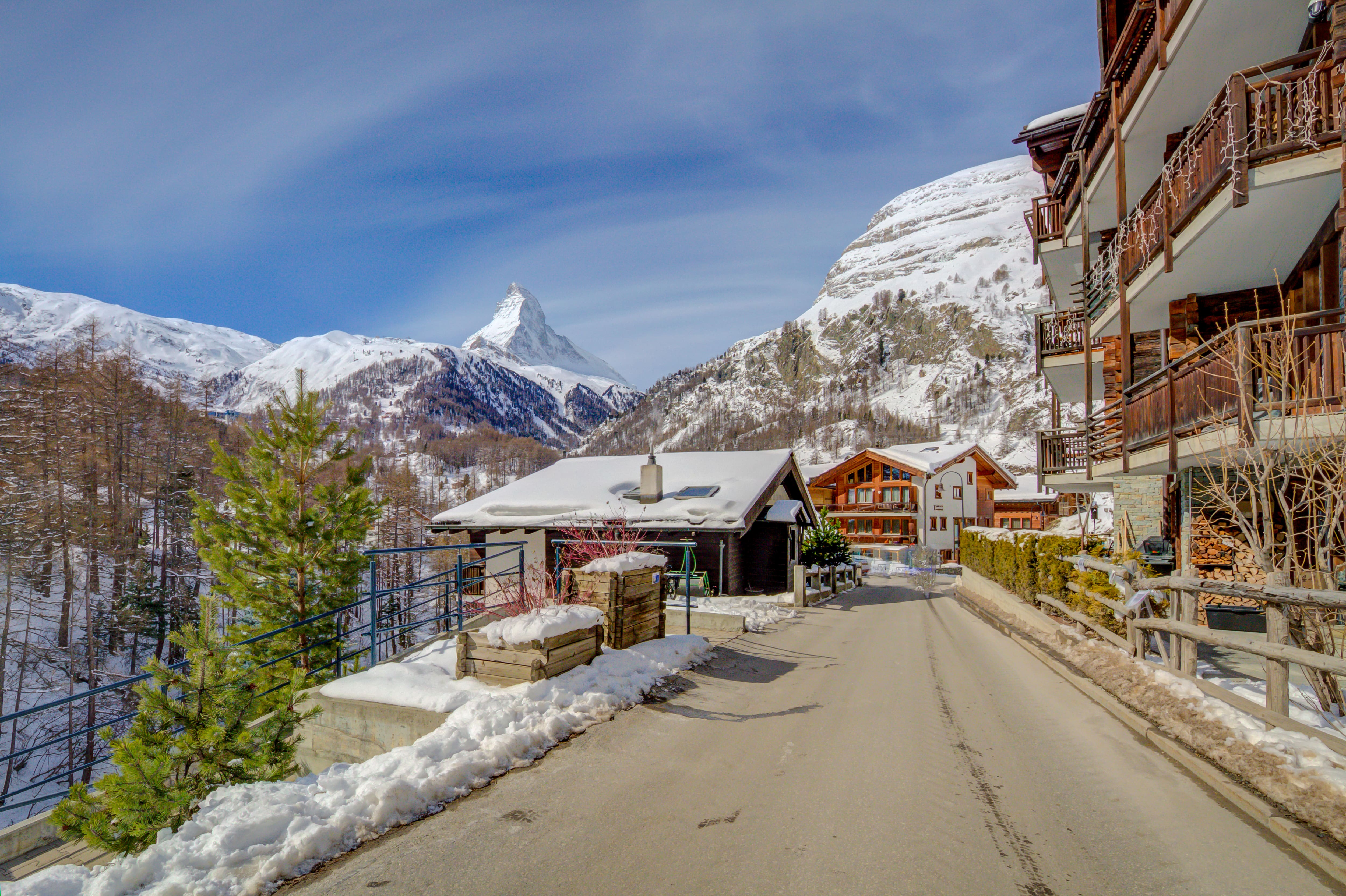 Schneebedecktes Alpenresort mit Blick auf den Matterhorn-Gipfel