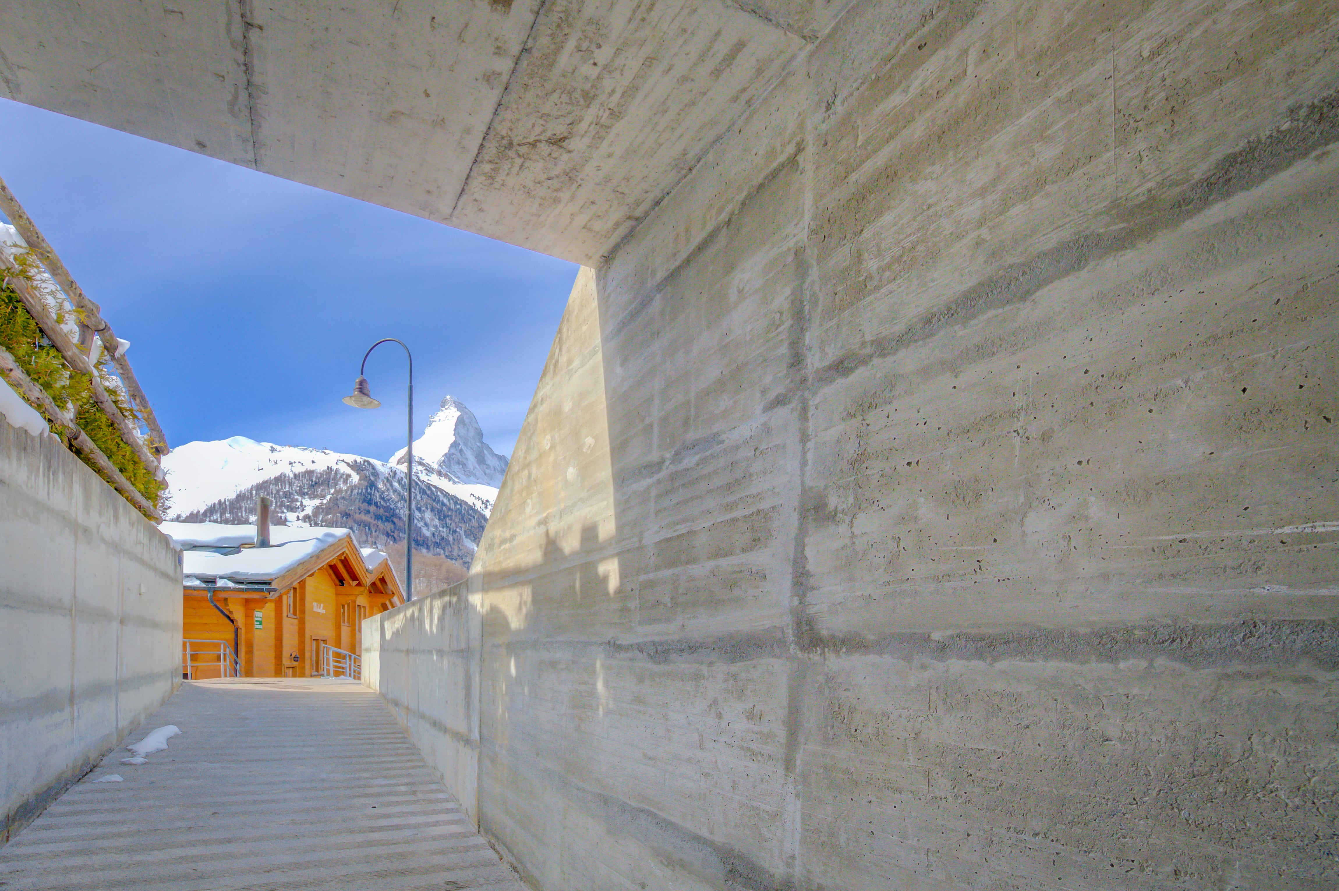 Alpenweg mit Bergblick