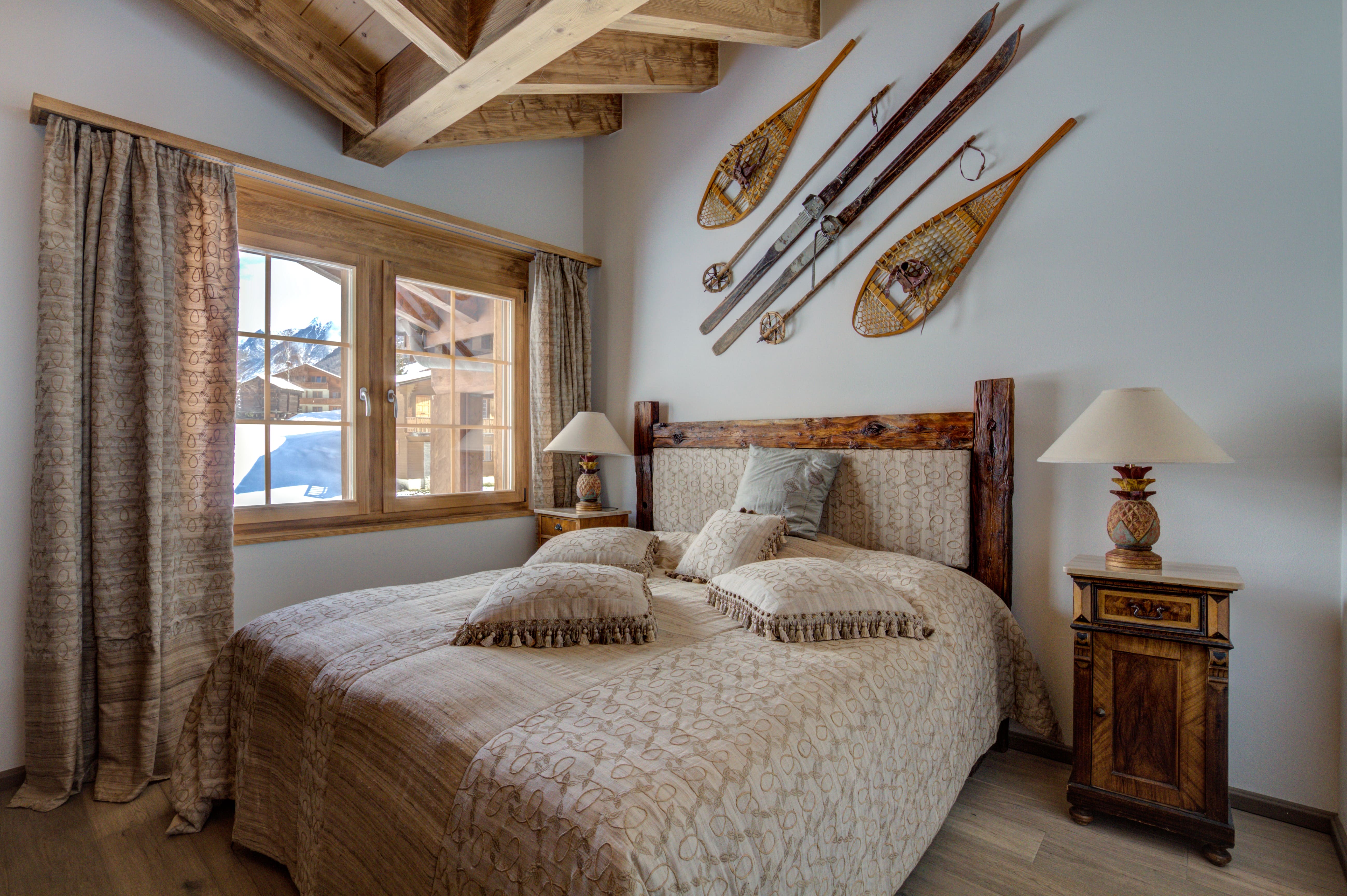 Gemütliches Schlafzimmer mit rustikalem Chalet-Flair