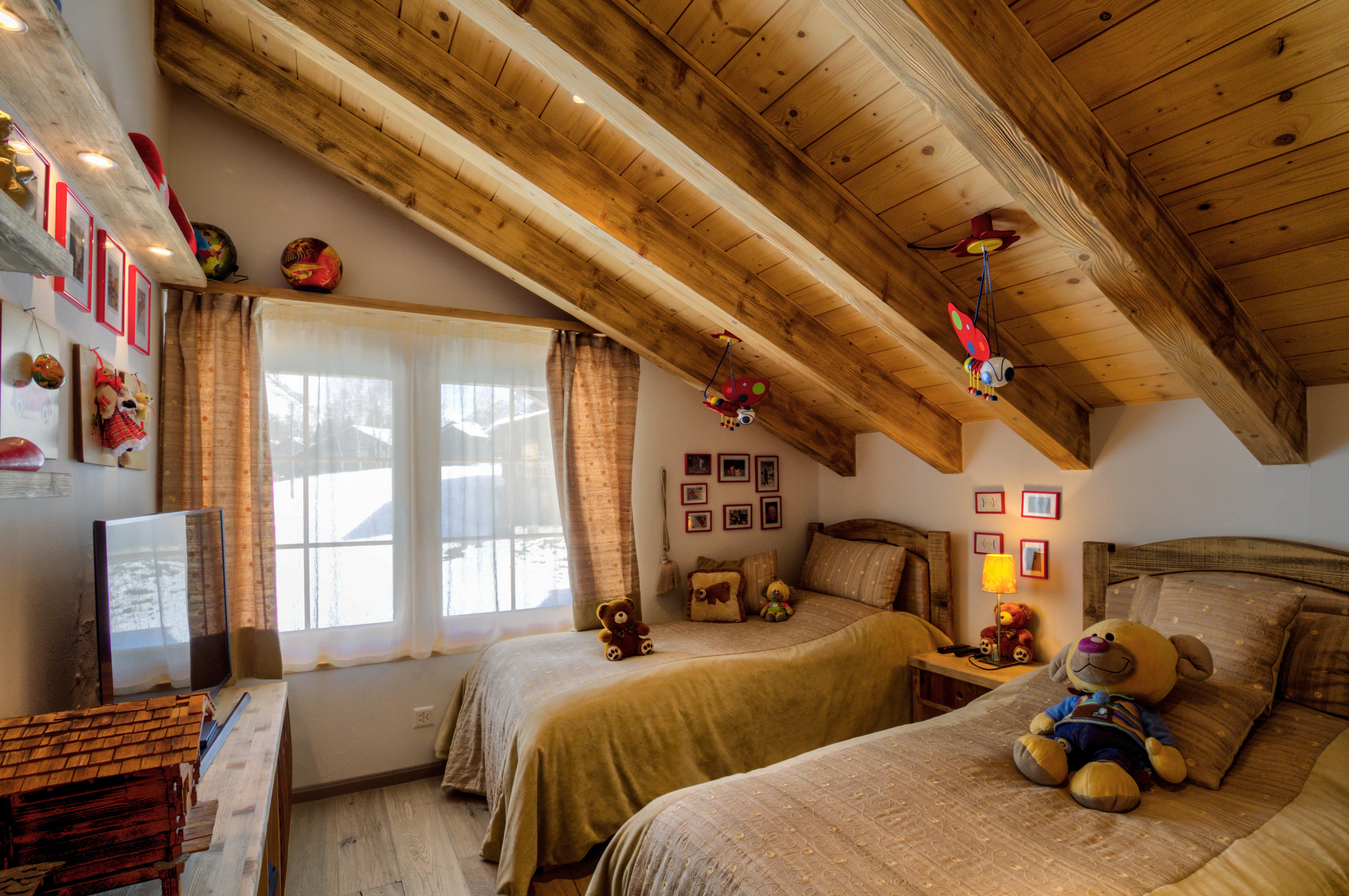 Kinderzimmer mit Holzbalkendecke