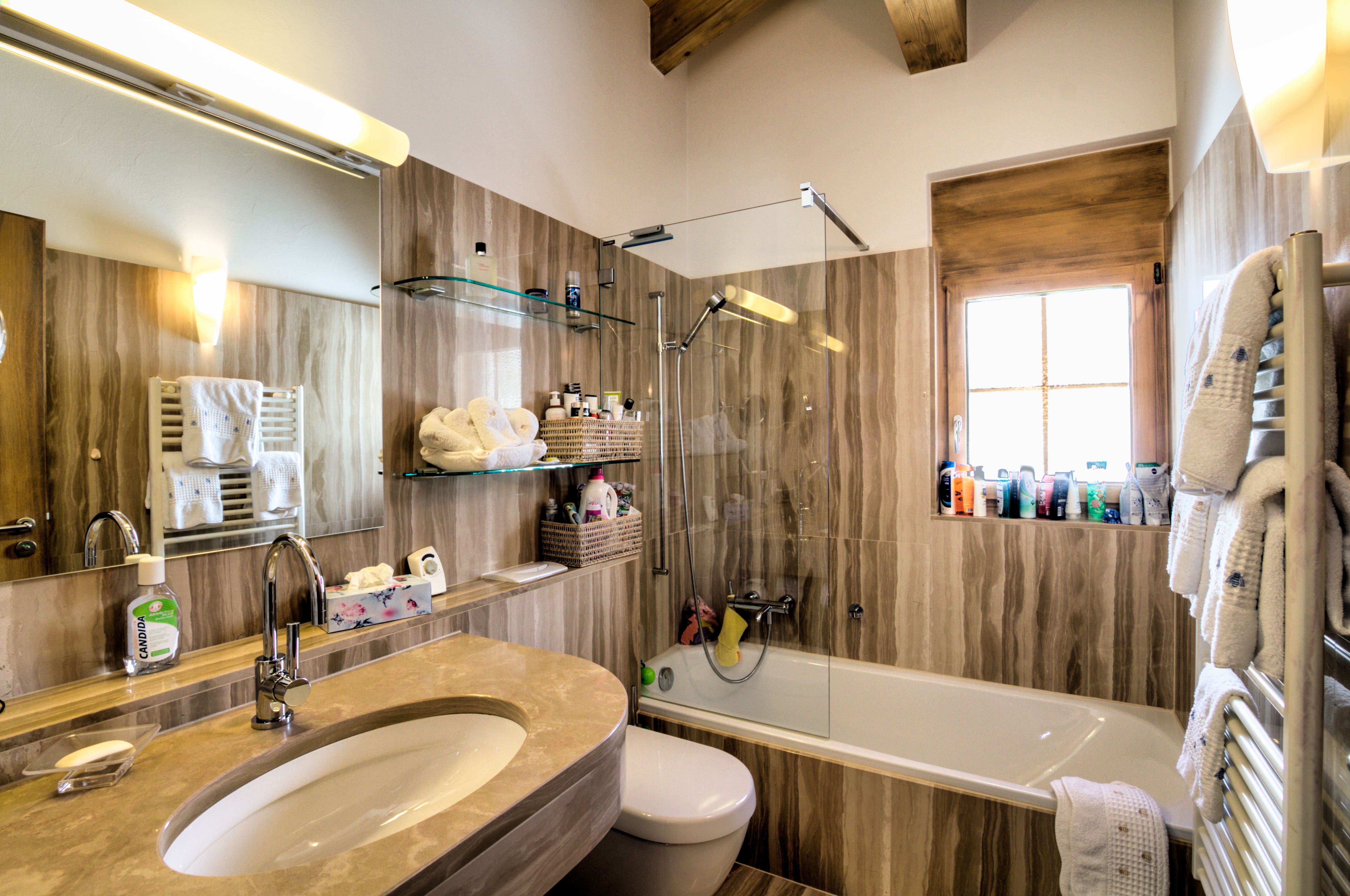 Modernes Badezimmer mit Badewanne und Holzoptik
