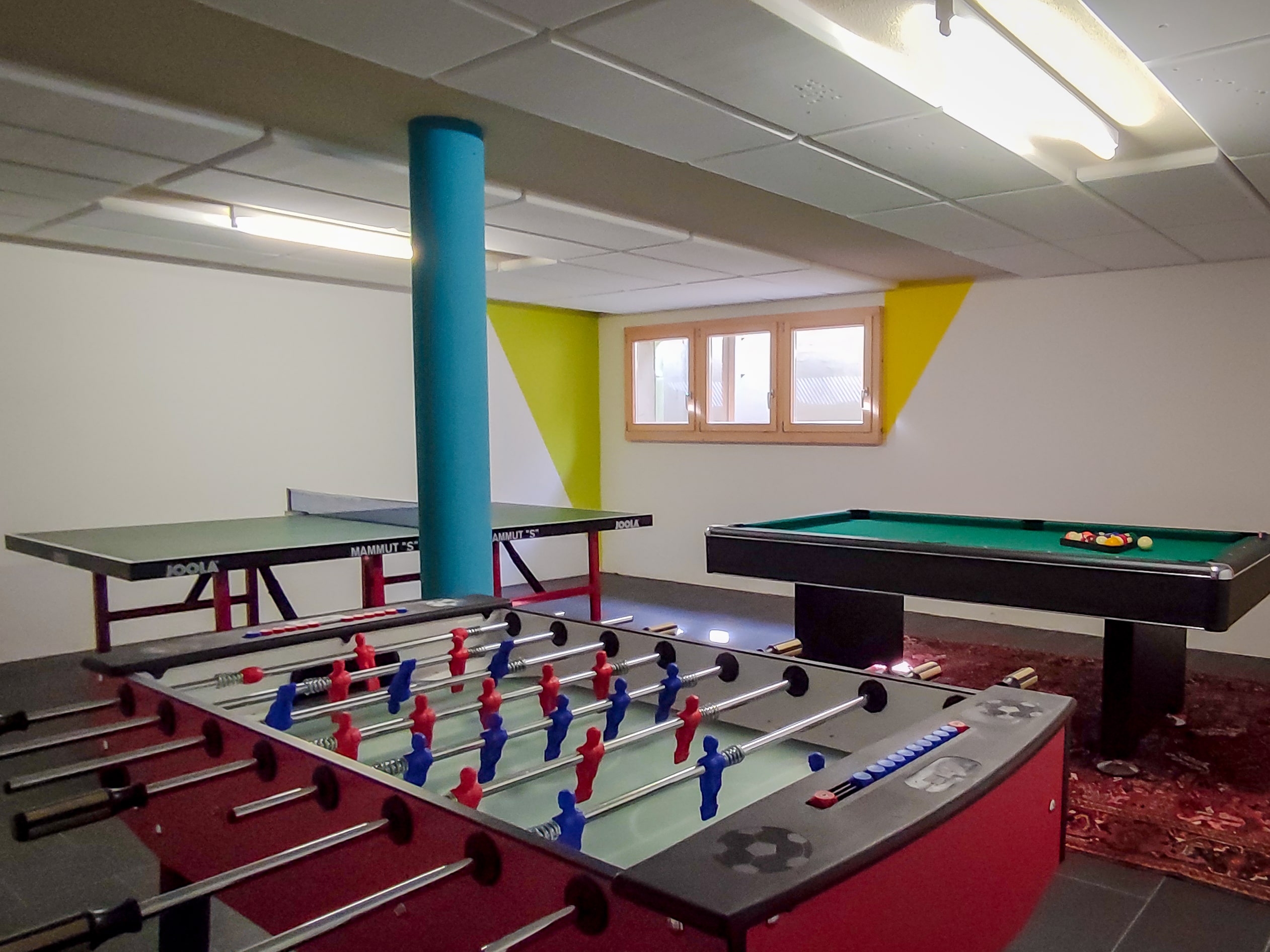Freizeitraum mit Tischtennis, Kicker und Billardtisch