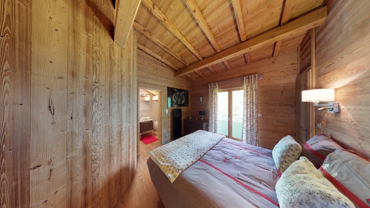 Gemütliches Holz-Schlafzimmer mit sichtbarem Badzugang