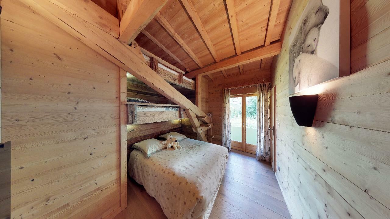 Gemütliches Holz-Schlafzimmer mit Dachkonstruktion