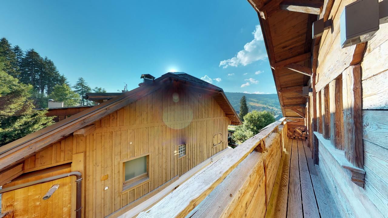 Holzbalkon mit Bergblick