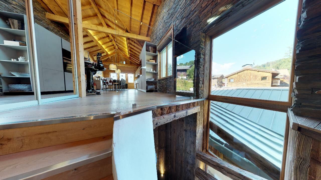 Offener Holz- und Steinsitzbereich mit Blick ins Tal