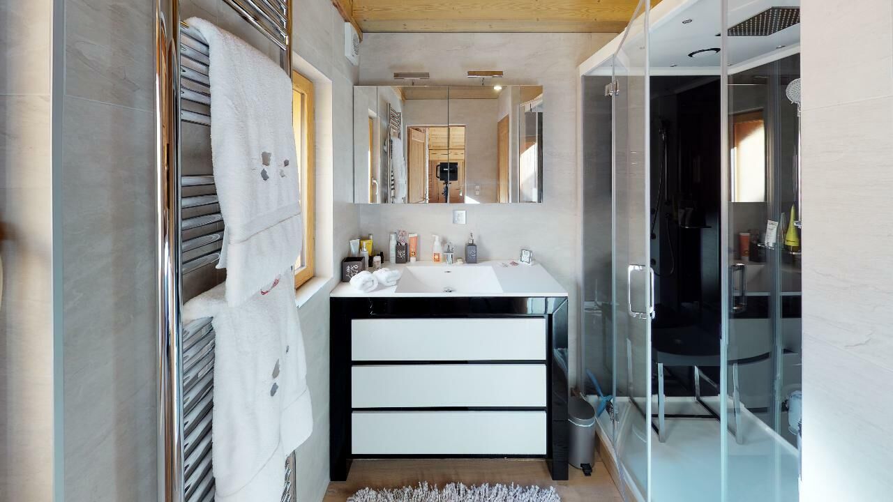 Modernes Badezimmer mit Glasdusche und Waschtisch