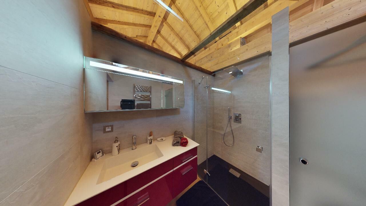 Modernes Badezimmer mit Dachschräge und begehbarer Dusche