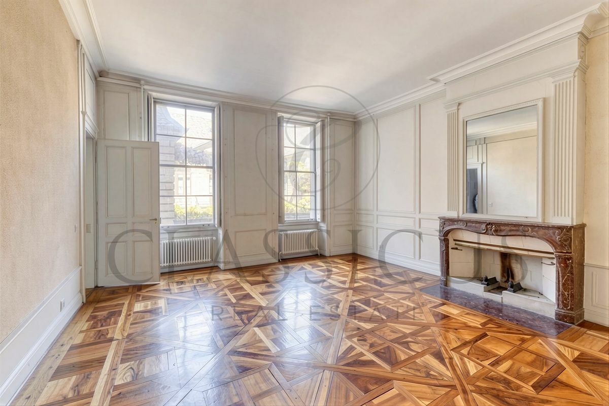 Historischer Salon mit Kamin und Parkett