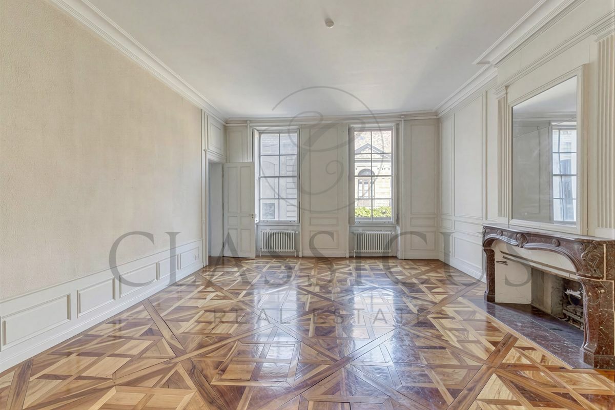 Eleganter historischer Salon mit Parkett und Kamin