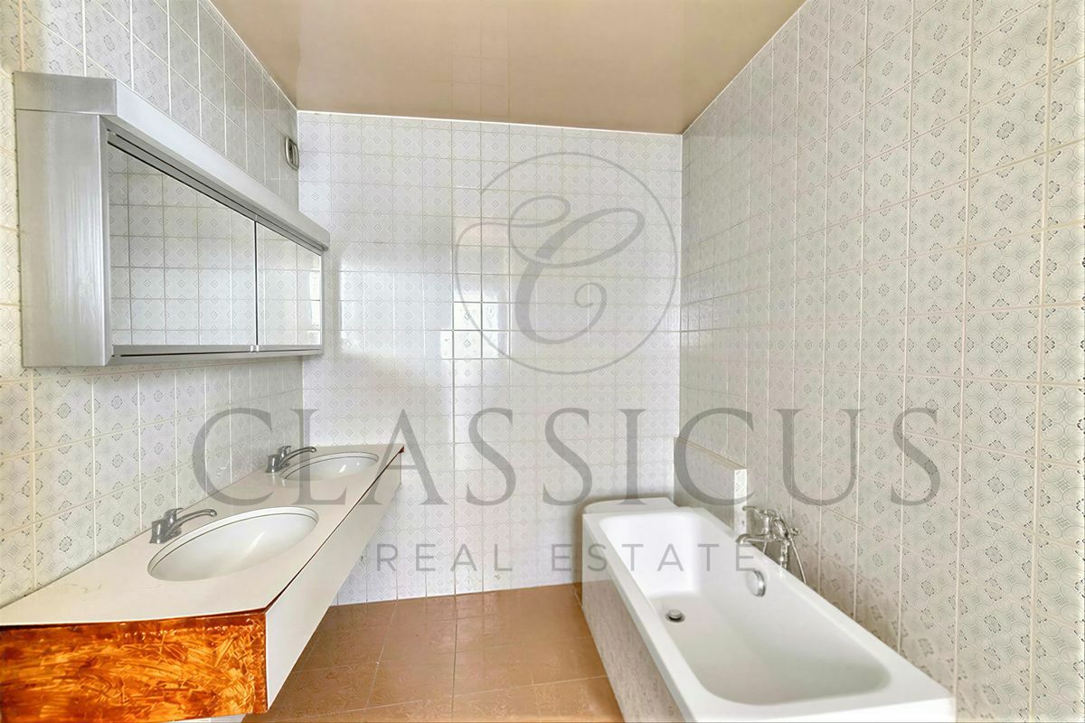 Badezimmer mit Doppelwaschbecken und Badewanne