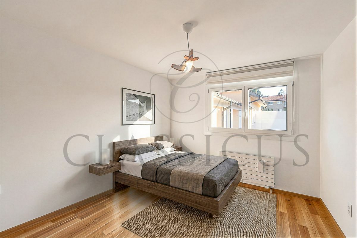 Helles Schlafzimmer mit Doppelbett