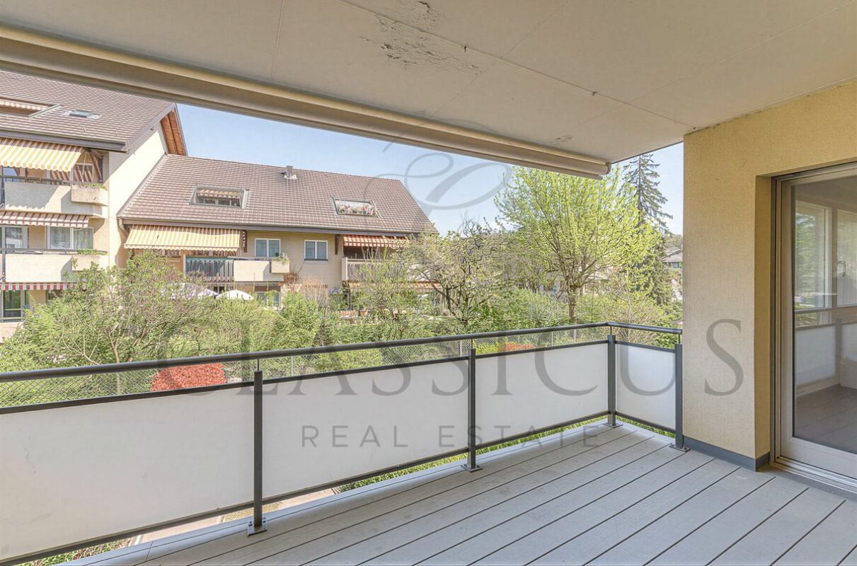Balkon mit Ausblick auf Wohnanlage