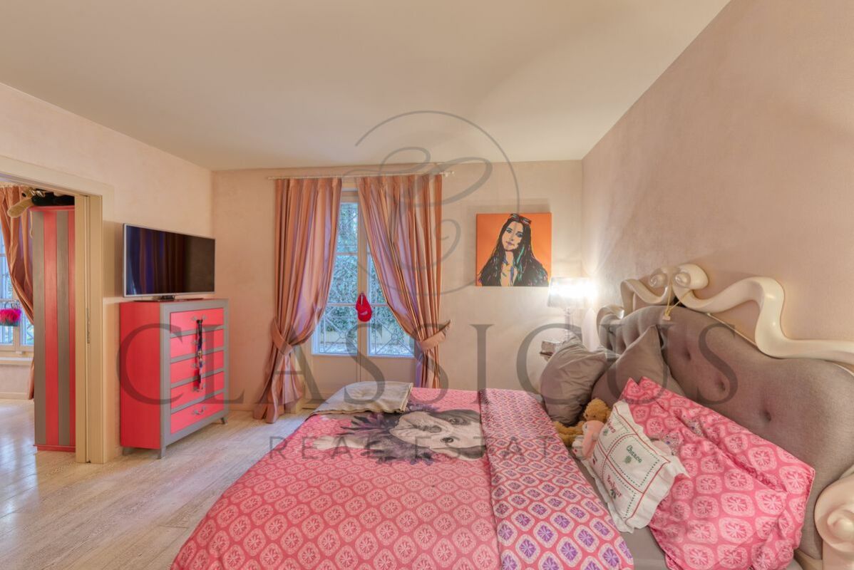 Verspieltes Schlafzimmer mit rosa Akzenten