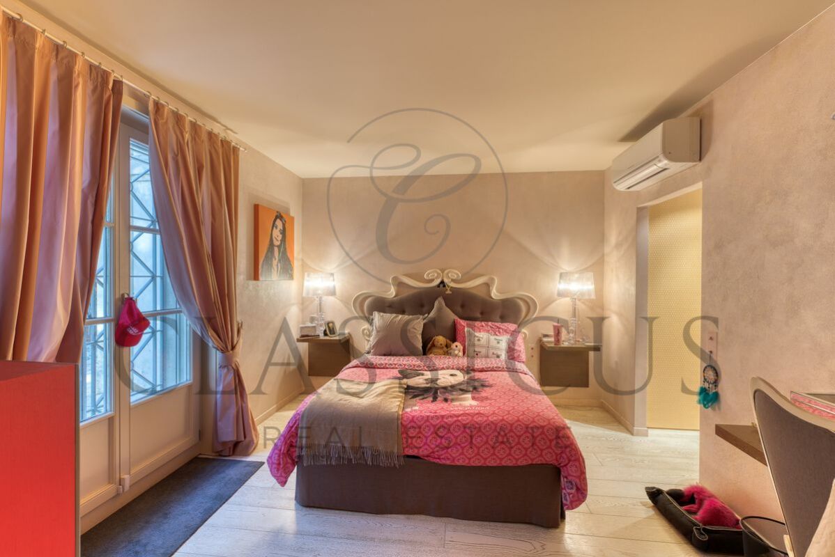 Gemütliches Schlafzimmer mit rosa Akzenten