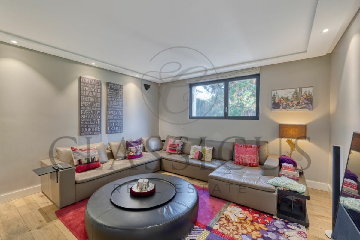 Moderner Wohnbereich mit Ecksofa und Fensterblick