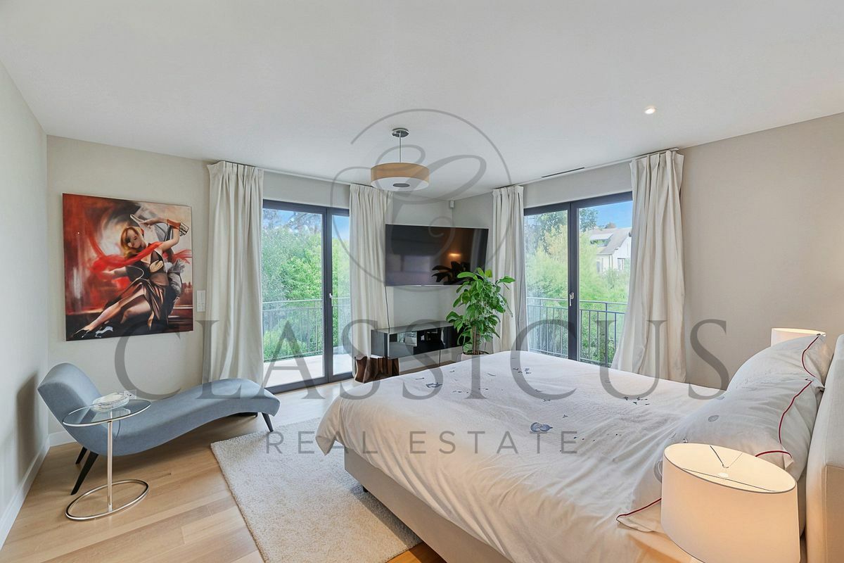 Modernes Schlafzimmer mit Balkonblick